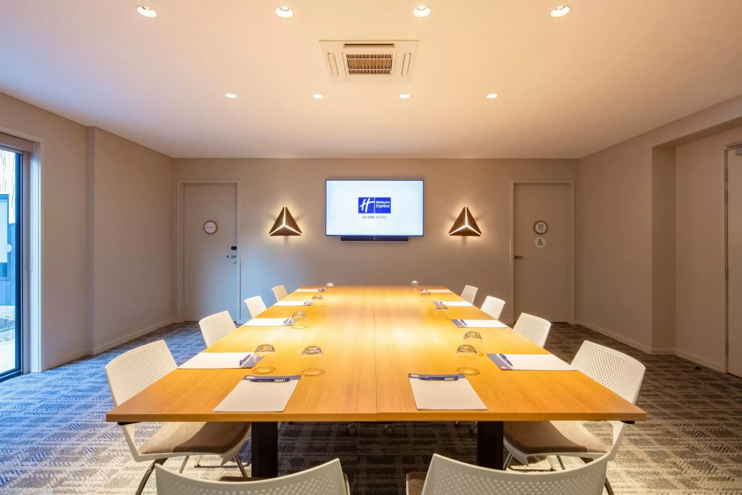 Meeting/conference room in Holiday Inn Express & Suites Queenstown, an IHG Hotel