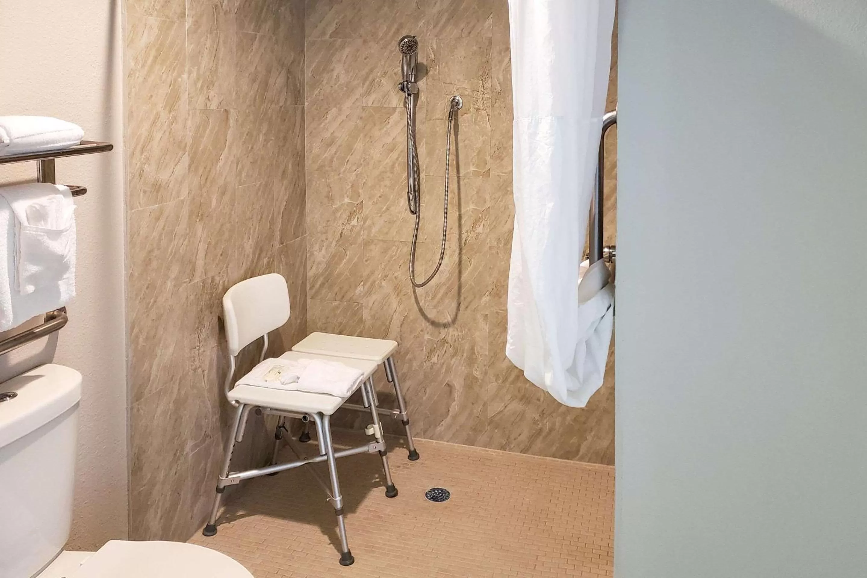 Bathroom in Quality Inn Airport East