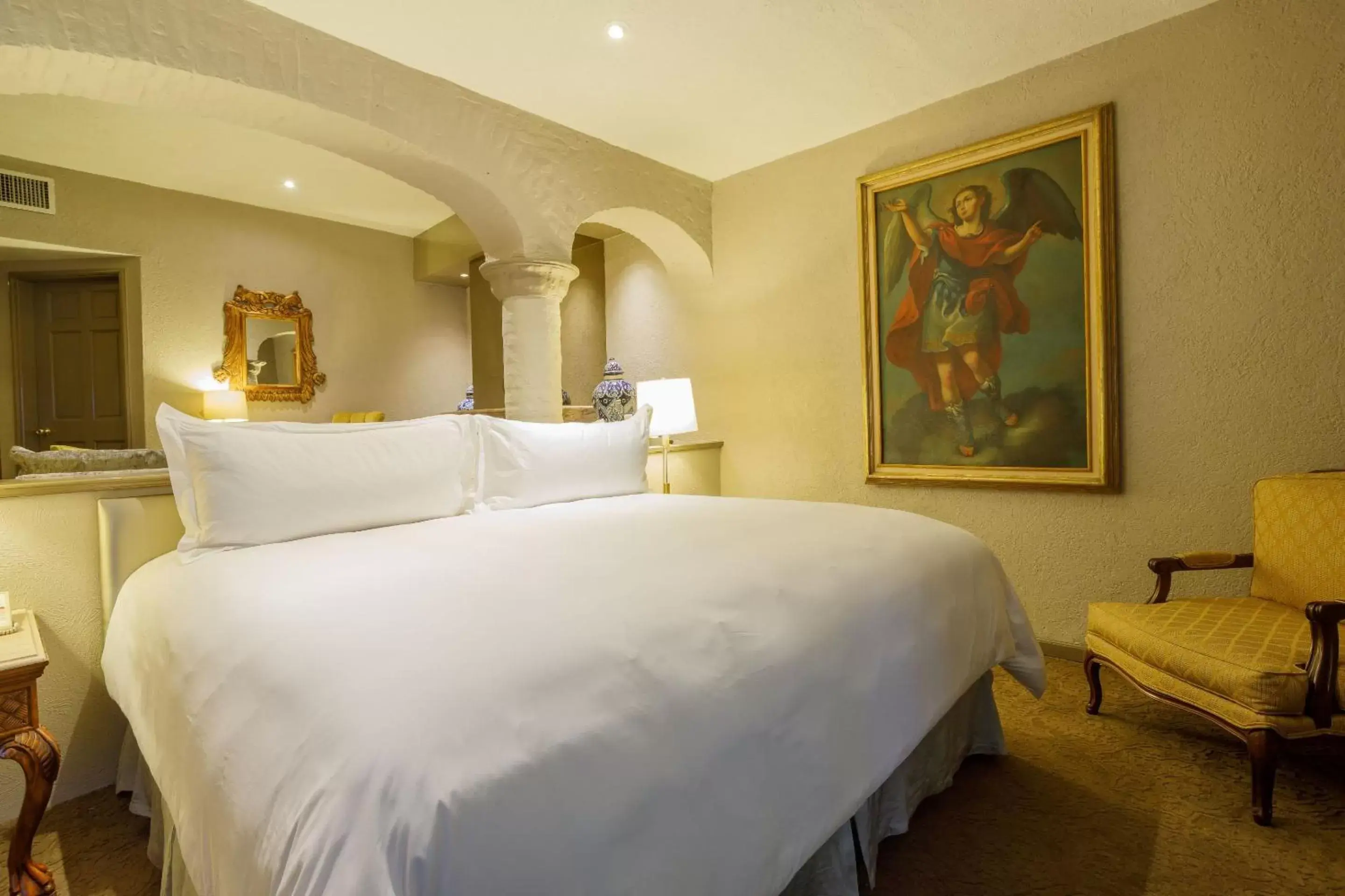 Photo of the whole room, Bed in Quinta Real Guadalajara