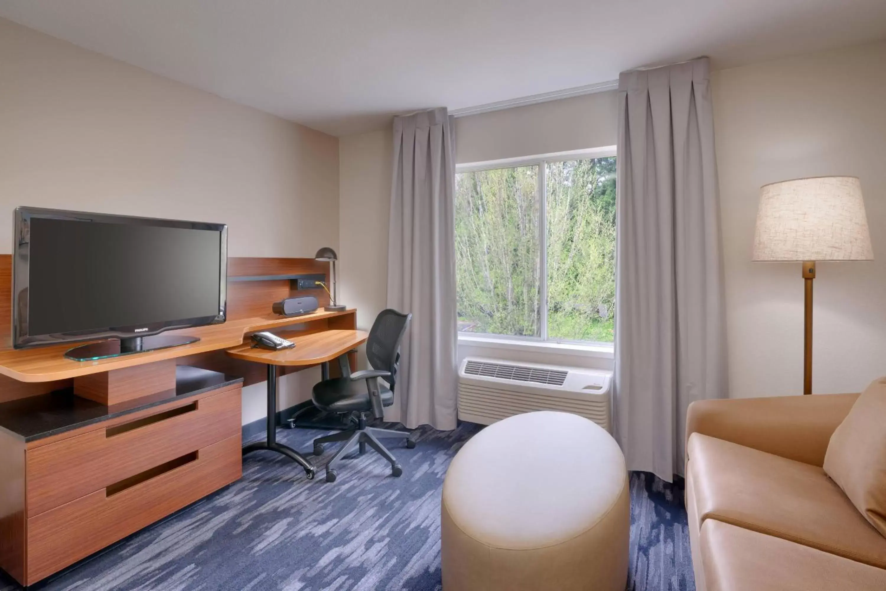 Living room, TV/Entertainment Center in Fairfield Inn & Suites Seattle Bellevue/Redmond