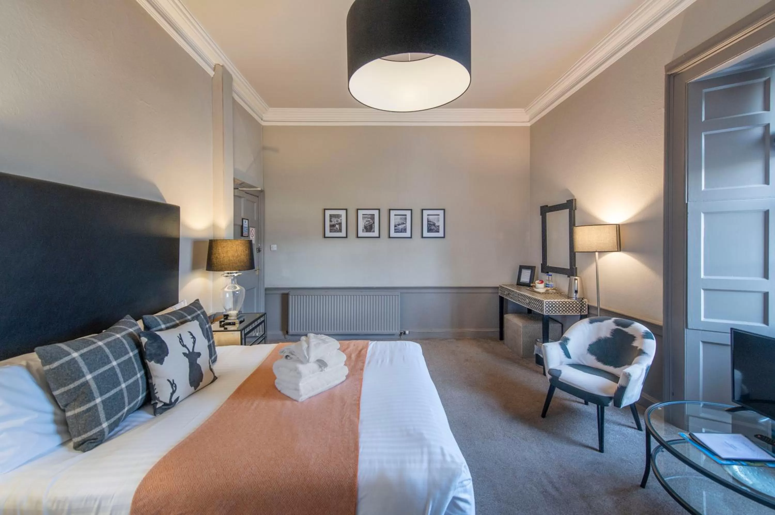 Seating area, Bed in The Allan Park