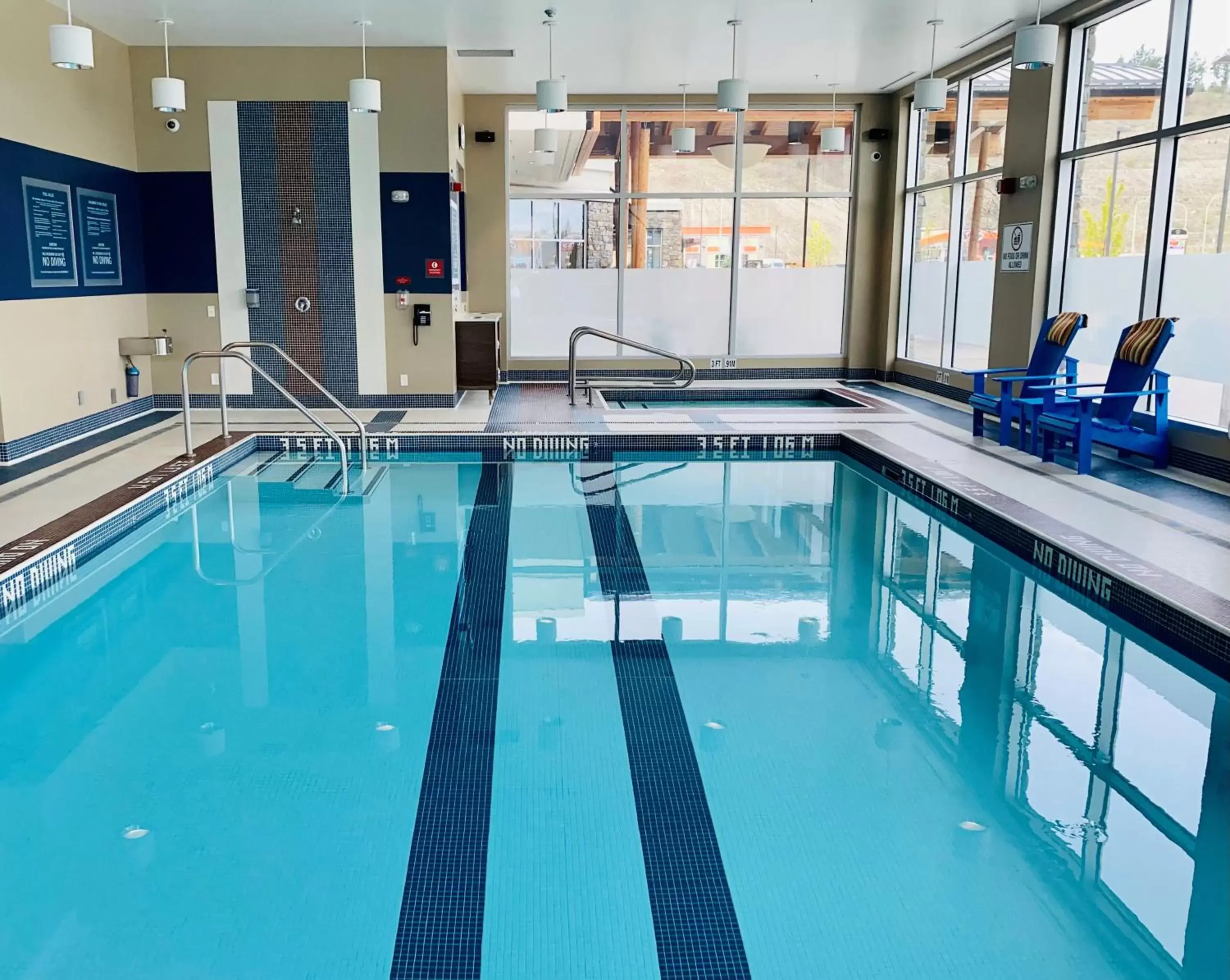 Swimming Pool in Four Points by Sheraton Kelowna Airport