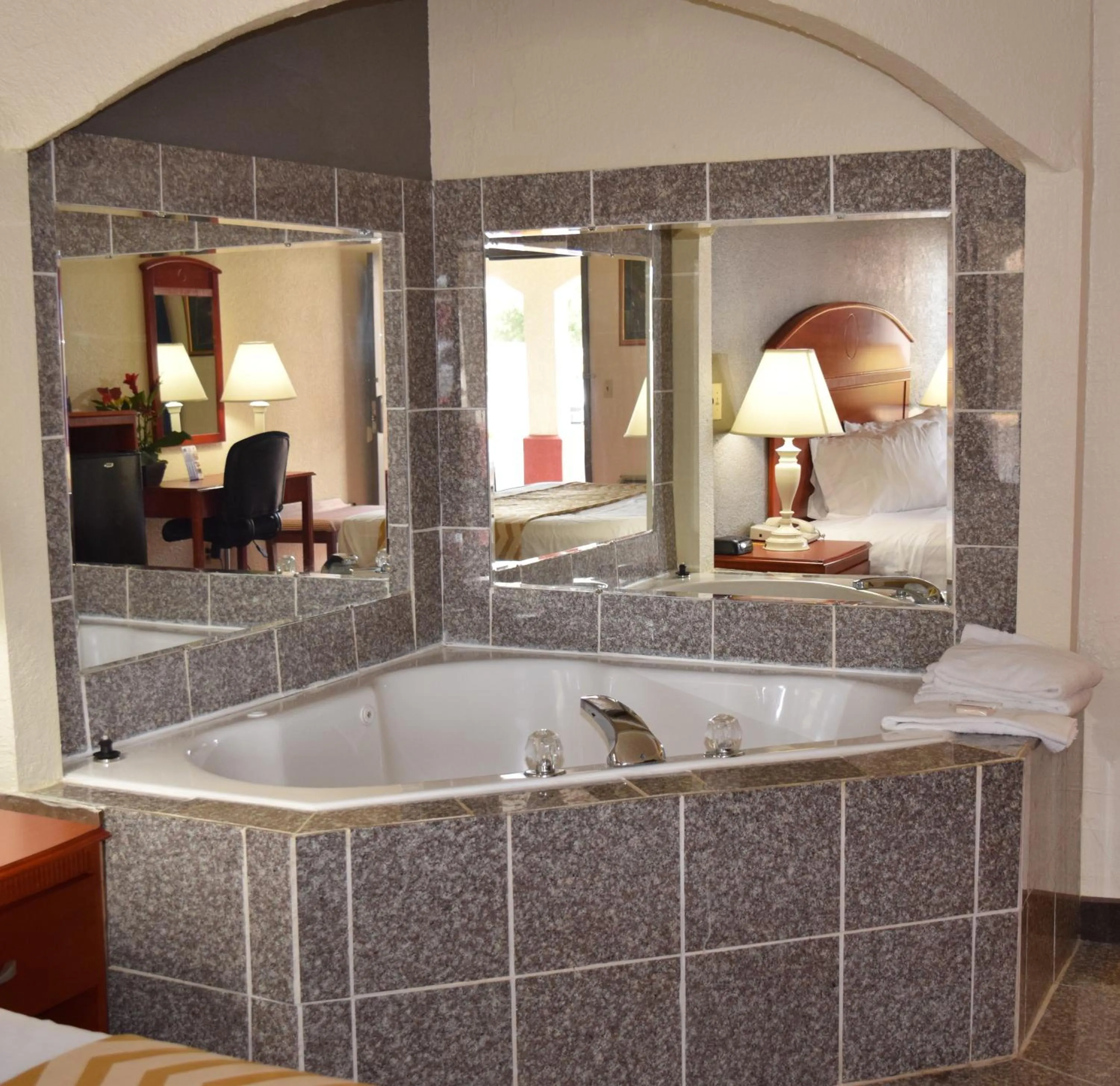 Hot Tub in Travelodge Inn & Suites by Wyndham Norman