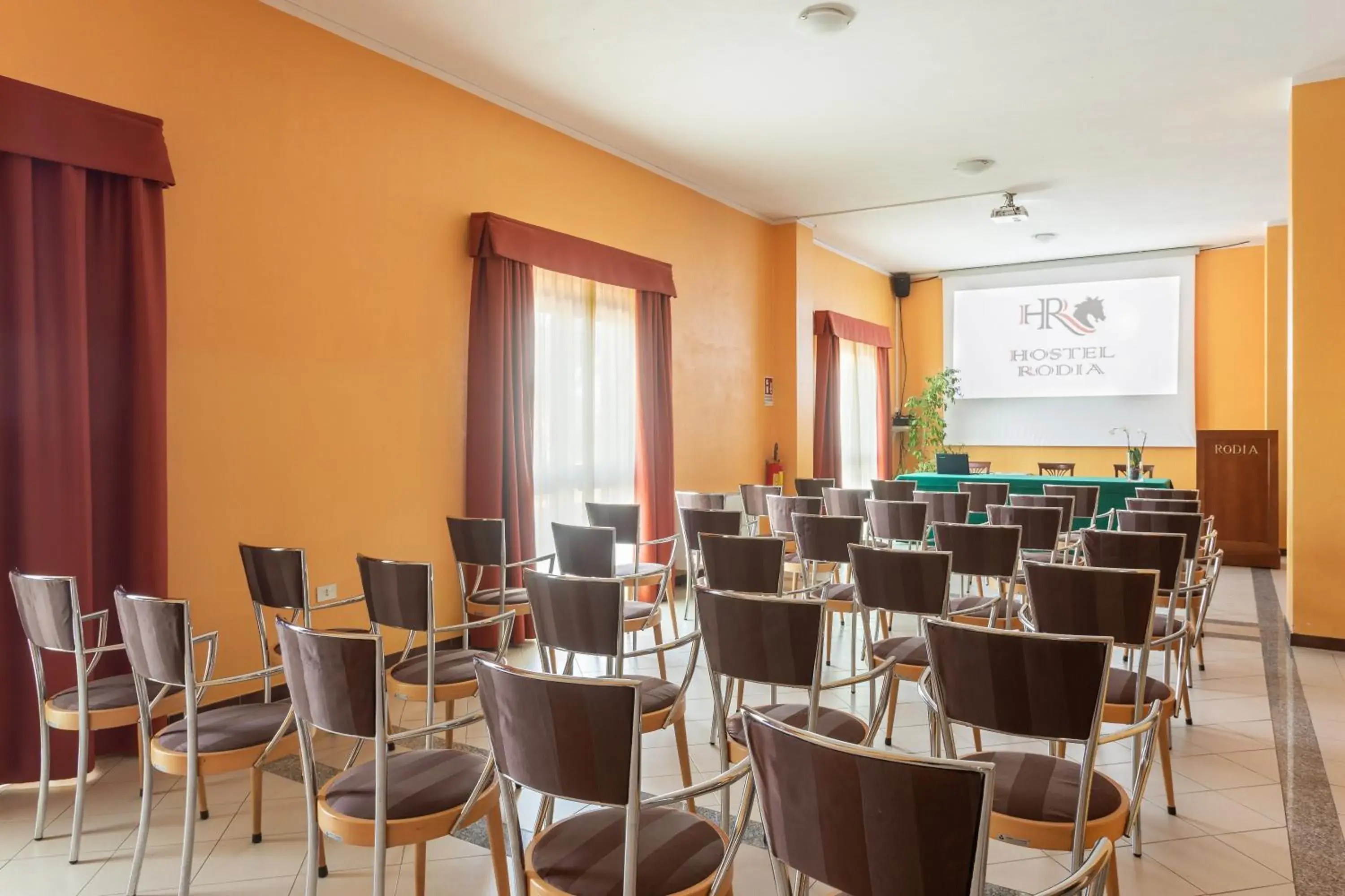 Communal lounge/ TV room in Rodia Inn