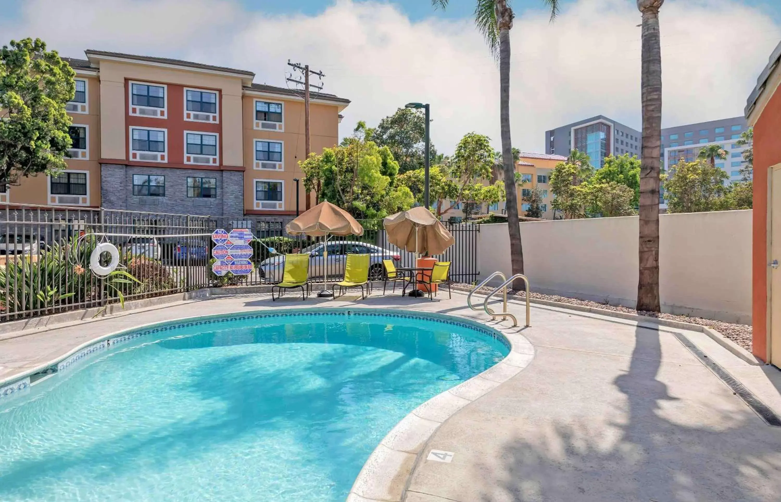 Pool view, Swimming Pool in Extended Stay America Suites - Orange County - Anaheim Convention Center