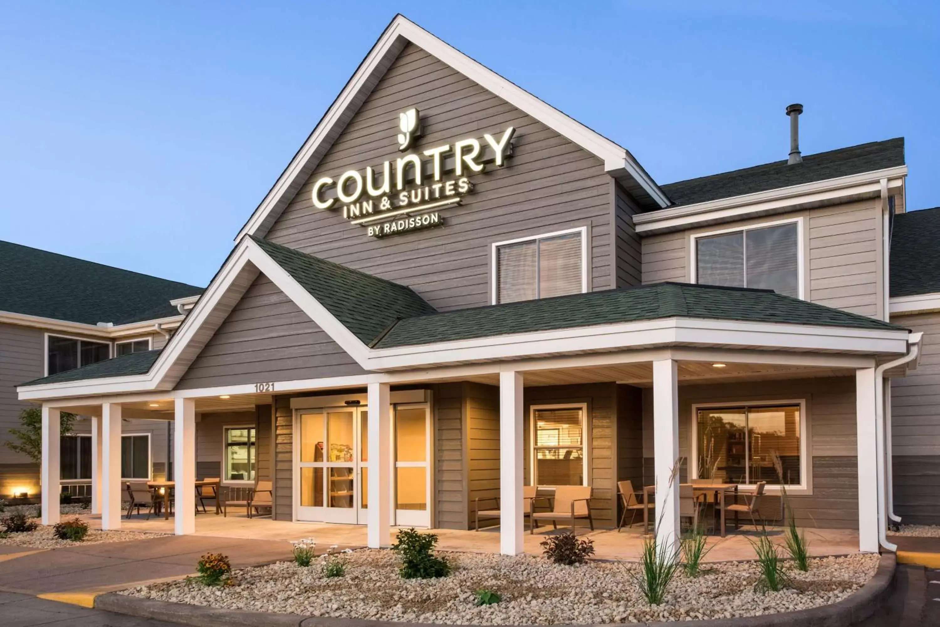 Property building in Country Inn & Suites by Radisson, Chippewa Falls, WI