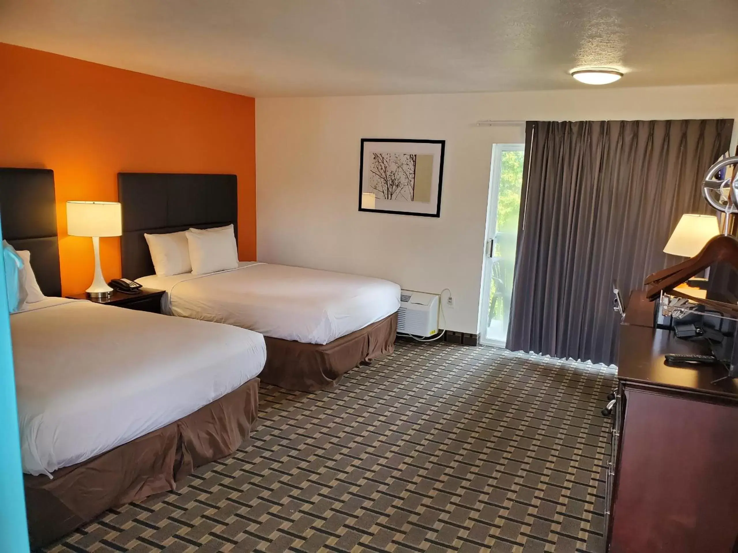 Photo of the whole room, Bed in Howard Johnson by Wyndham Spokane