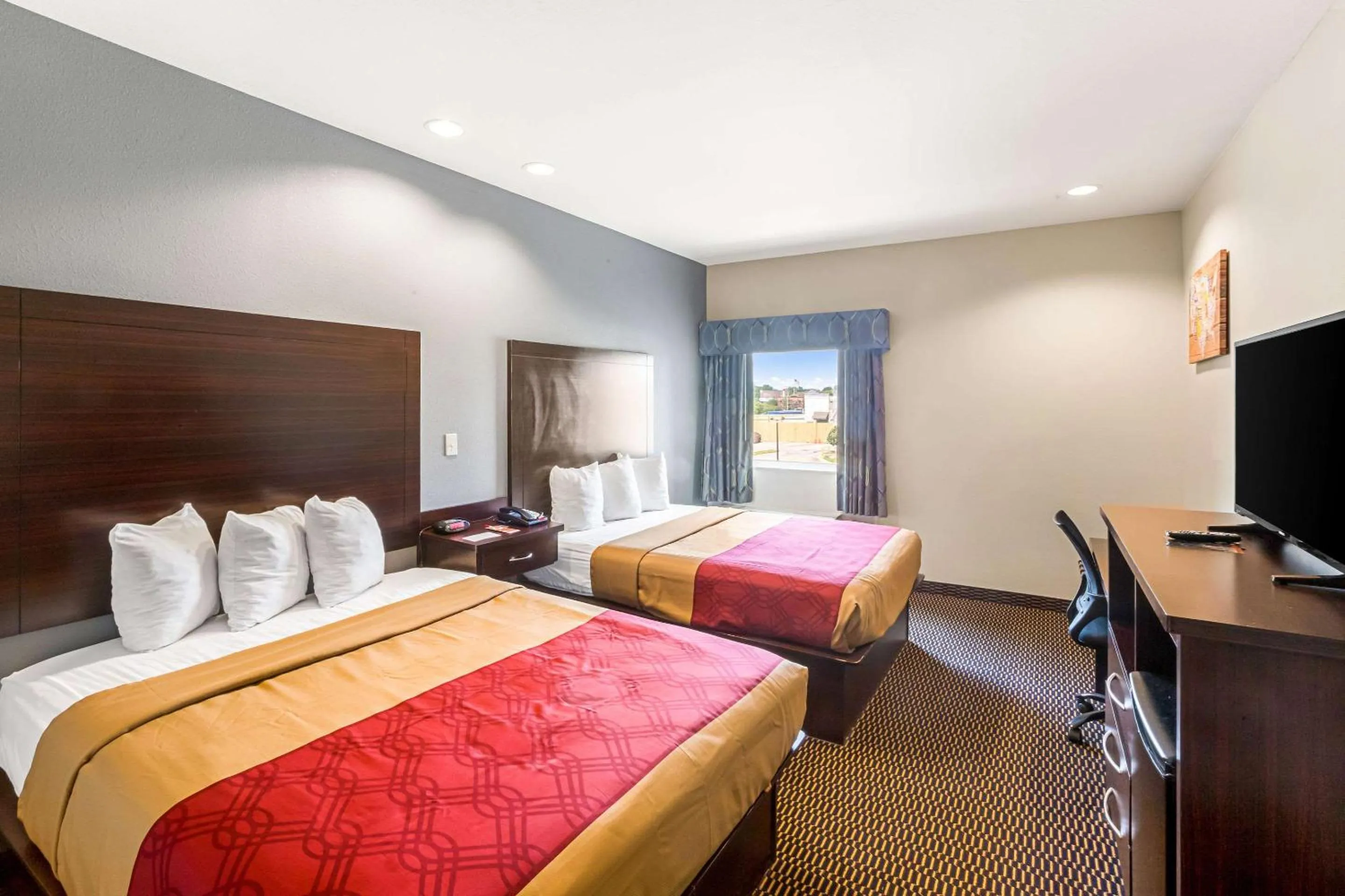 Photo of the whole room, Bed in Econo Lodge Baton Rouge University Area