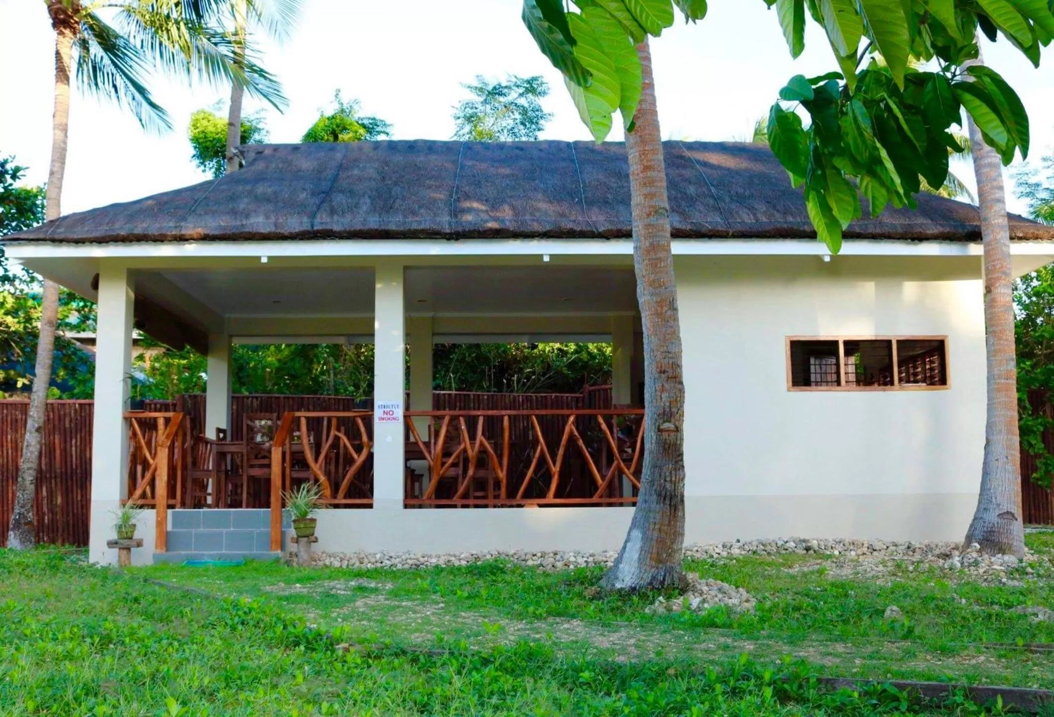 Restaurant/places to eat in D's Oceanview Beach Resort