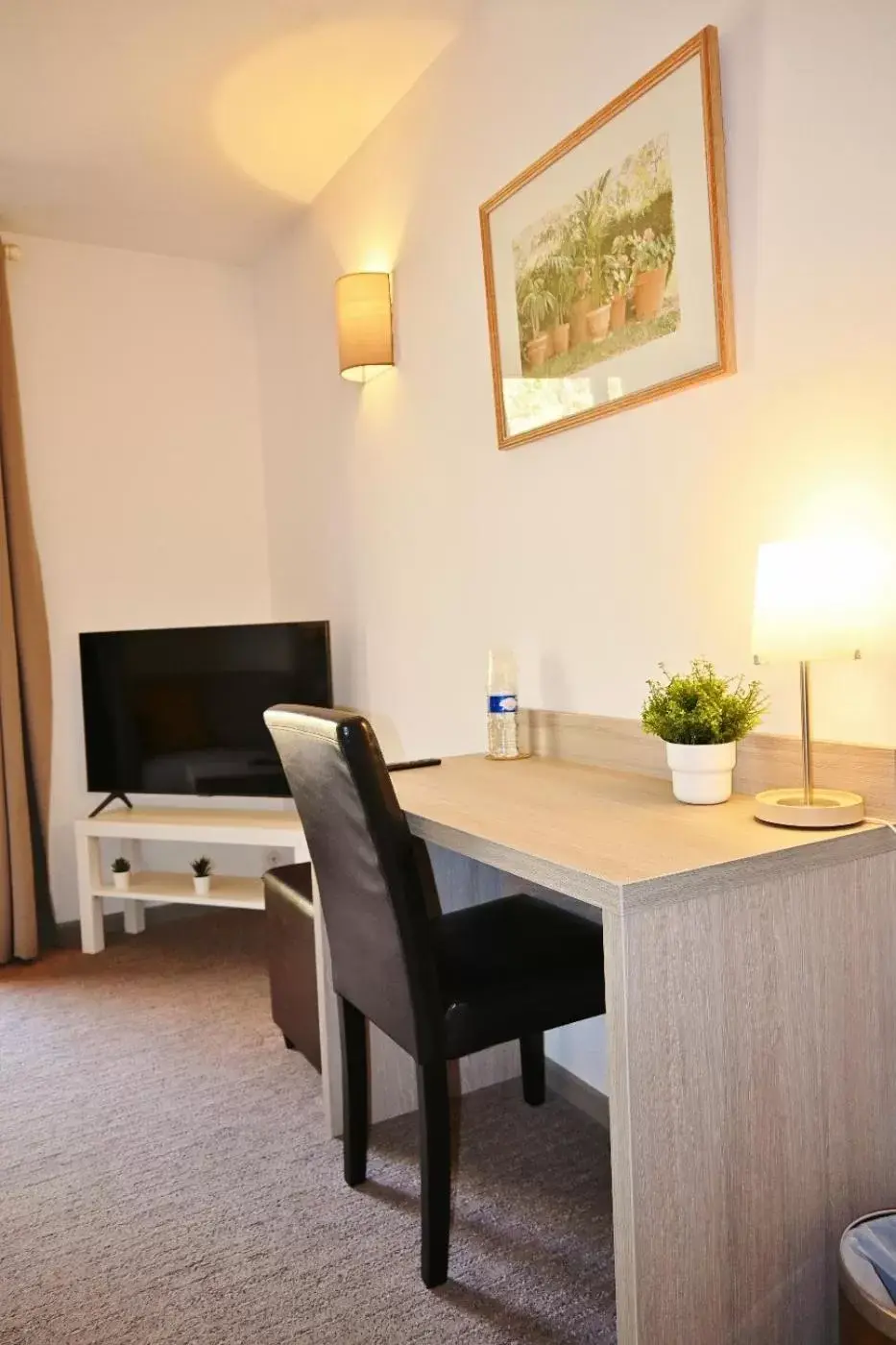 Bedroom, TV/Entertainment Center in Domaine du Lac