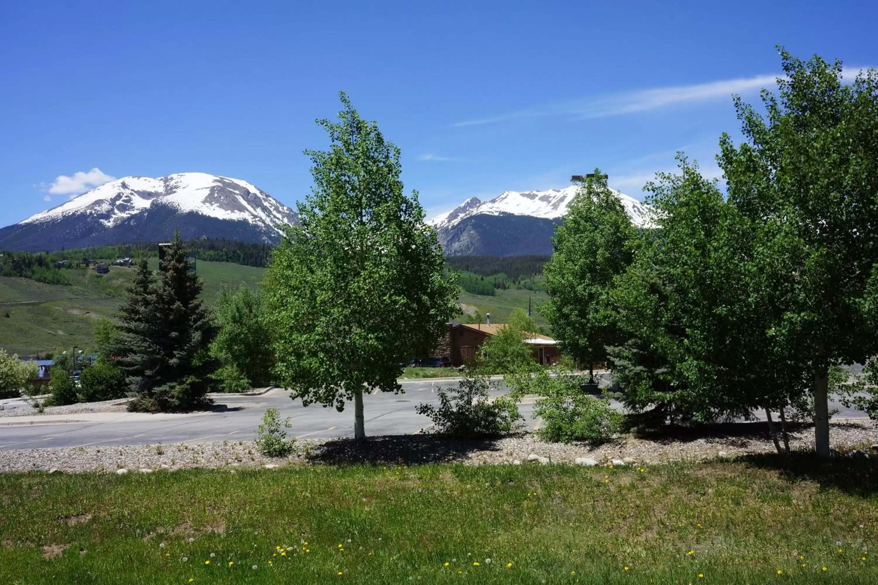 Mountain view, Garden in Luxury Inn & Suites