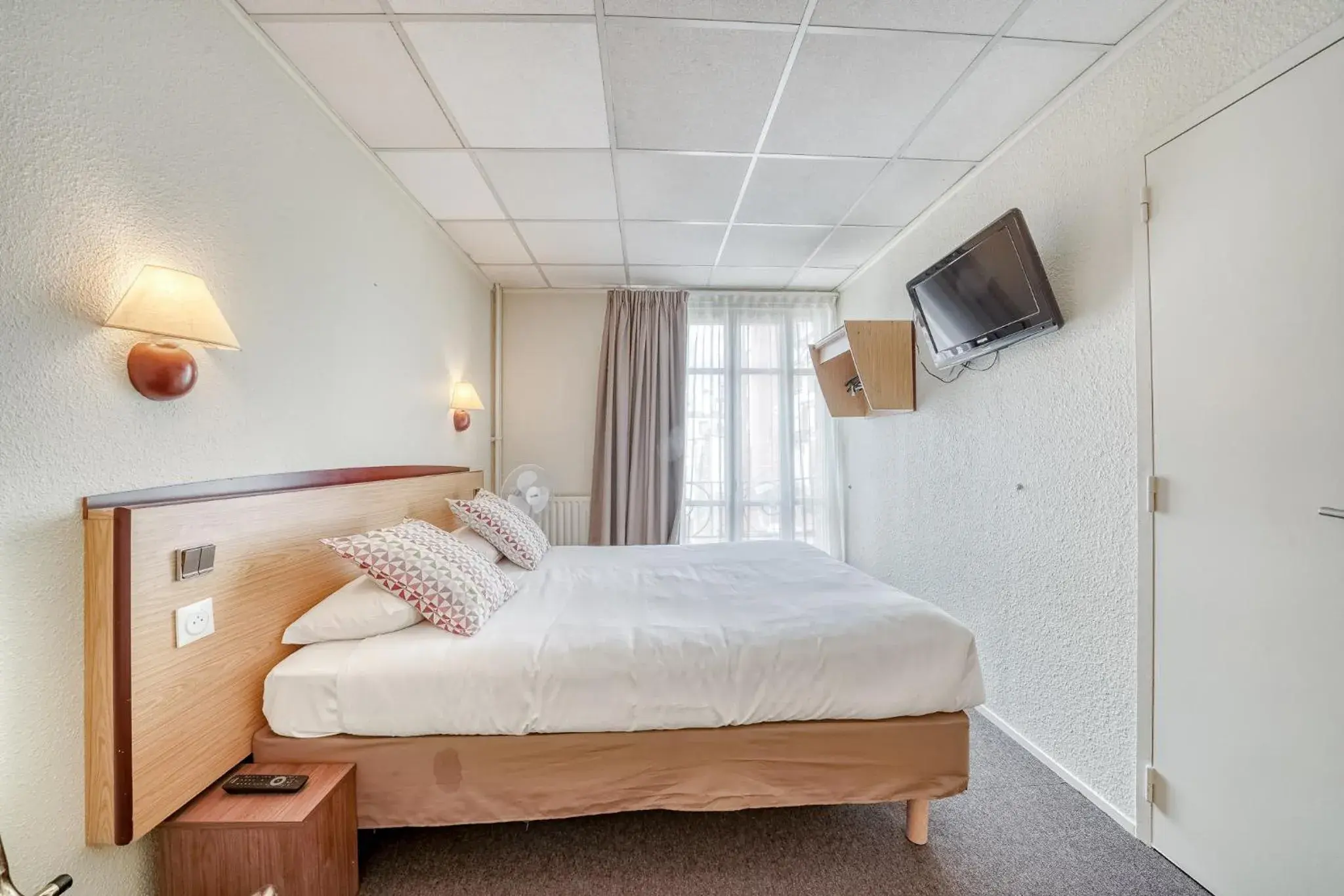 1 Double Bed 1 Junior Bed (Up To 10 Years) in Campanile Paris Ouest - Boulogne 1 Double Bed 1 Junior Bed (Up To 10 Years) in Campanile Paris Ouest - Boulogne