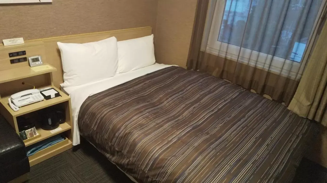 Bed in Hotel Route-Inn Higashiomi Yokaichi Ekimae
