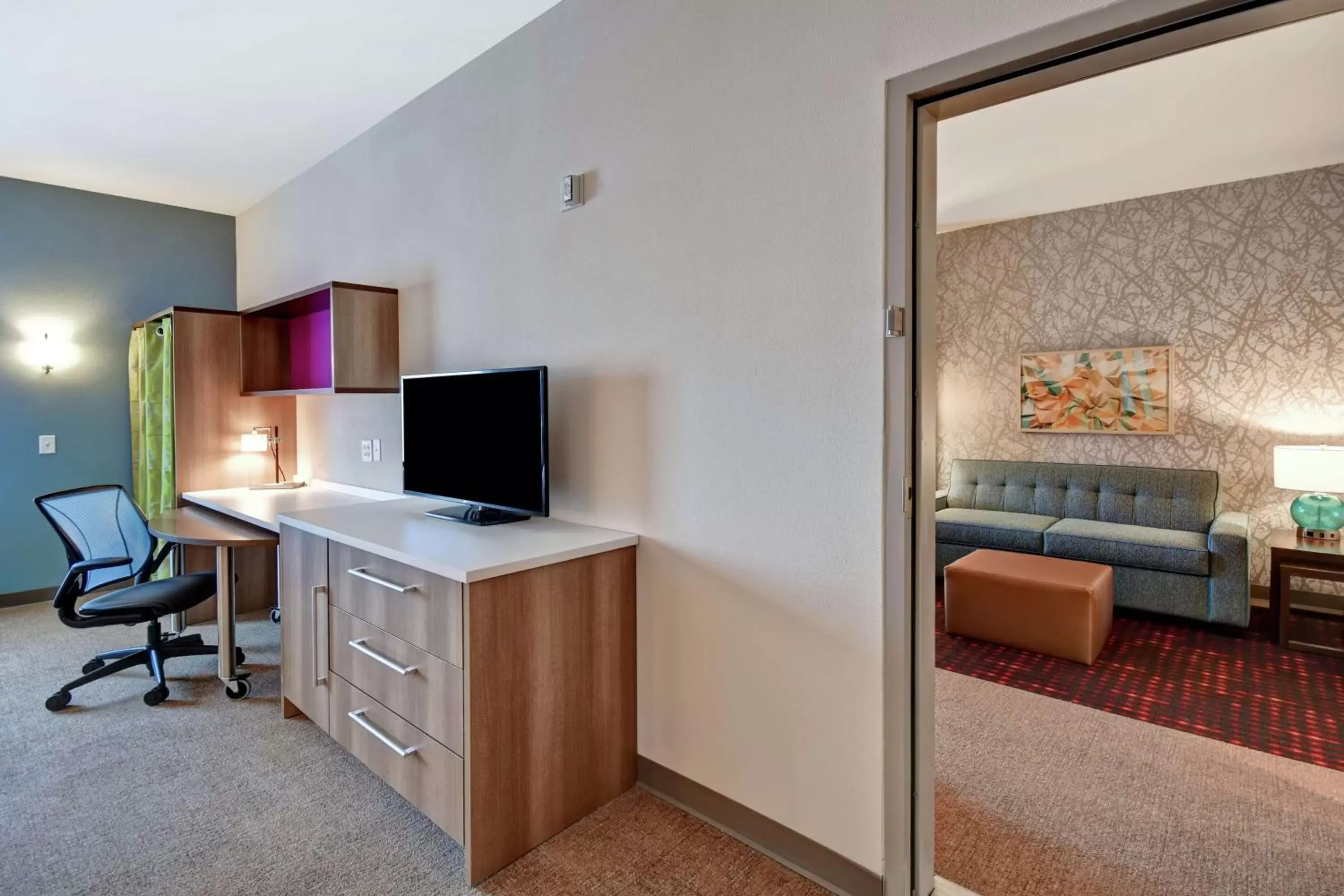 Bedroom, TV/Entertainment Center in Home2 Suites by Hilton Springfield North