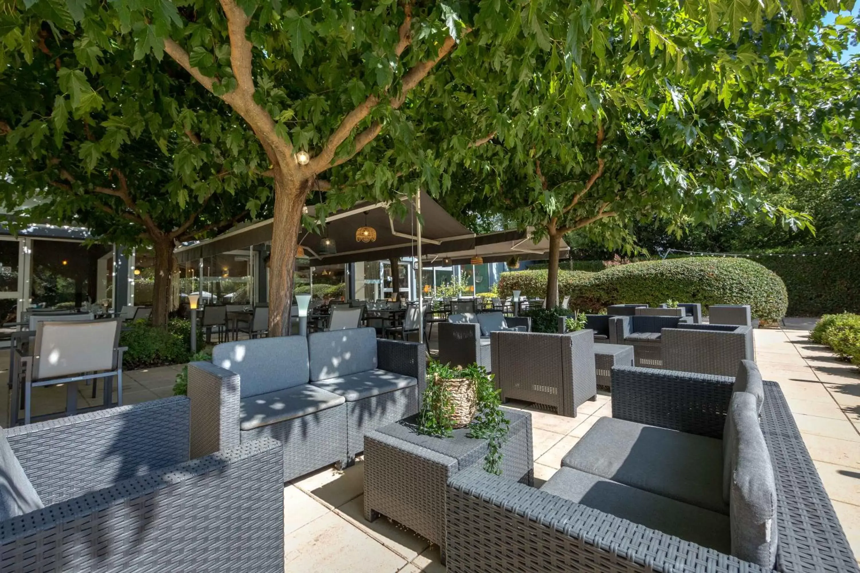 Patio, Restaurant/Places to Eat in Ibis Cavaillon Portes du Luberon