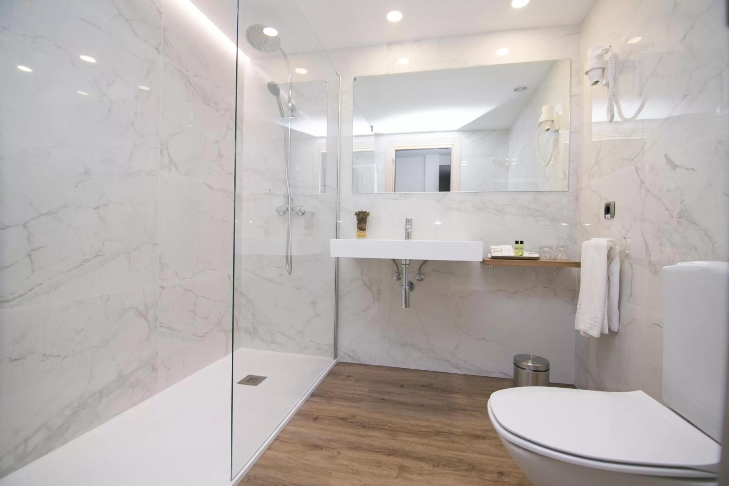 Shower in Intur Castellon