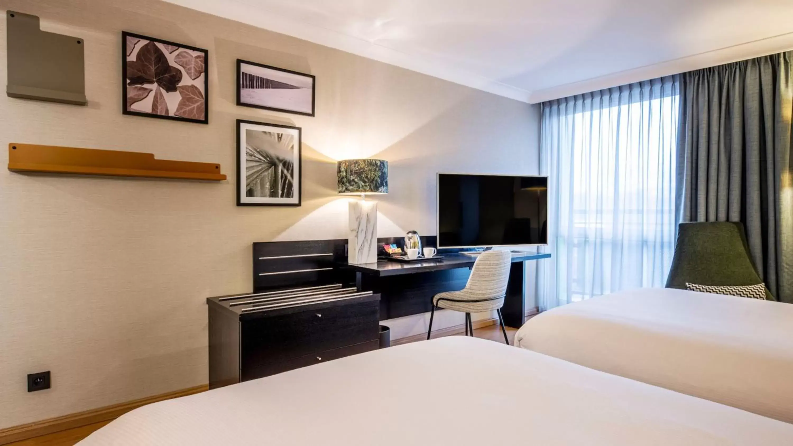 Photo of the whole room, TV/Entertainment Center in Holiday Inn Hotel Brussels Airport, an IHG Hotel