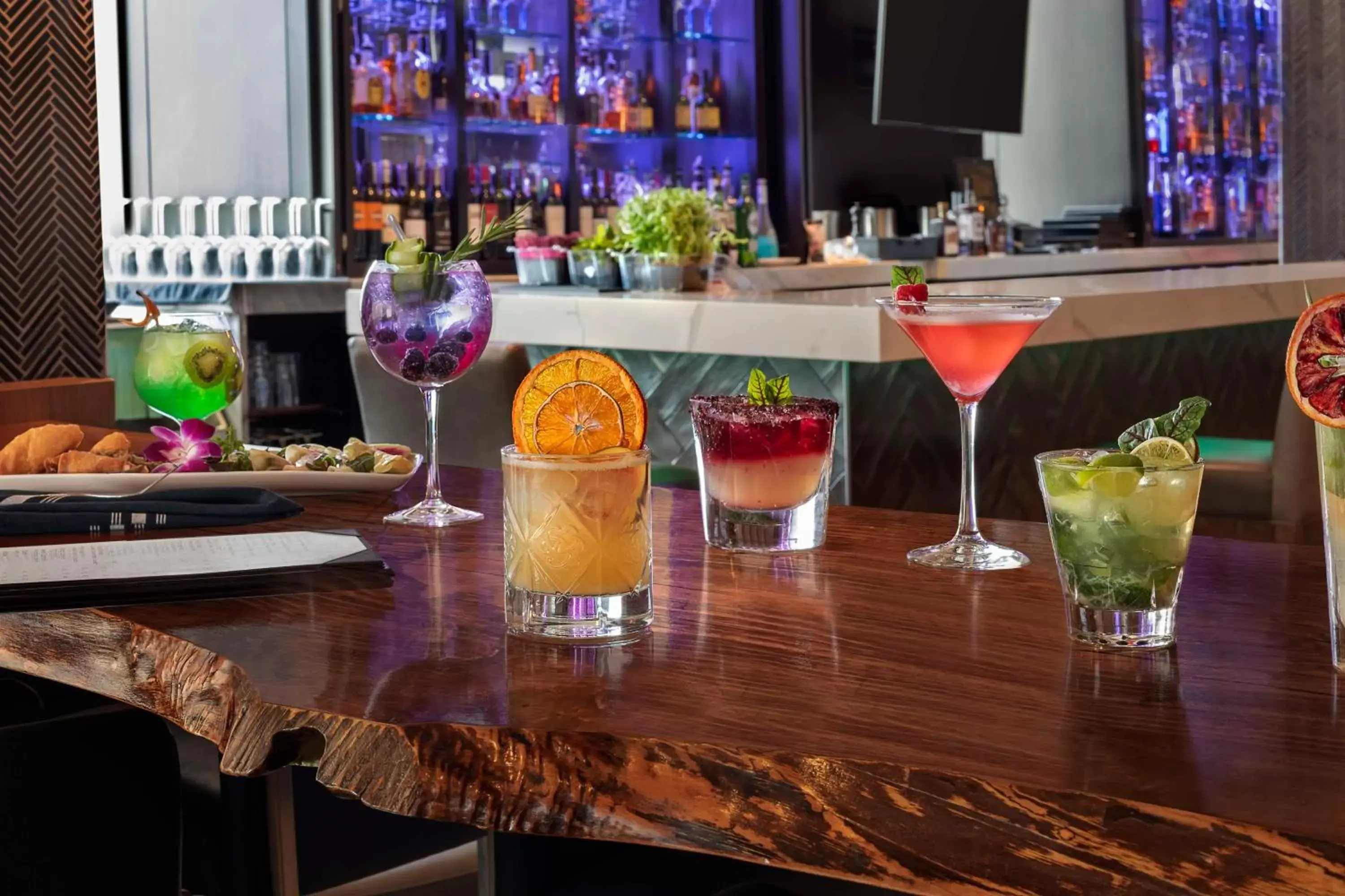 Lounge or bar in Embassy Suites By Hilton Toronto Airport