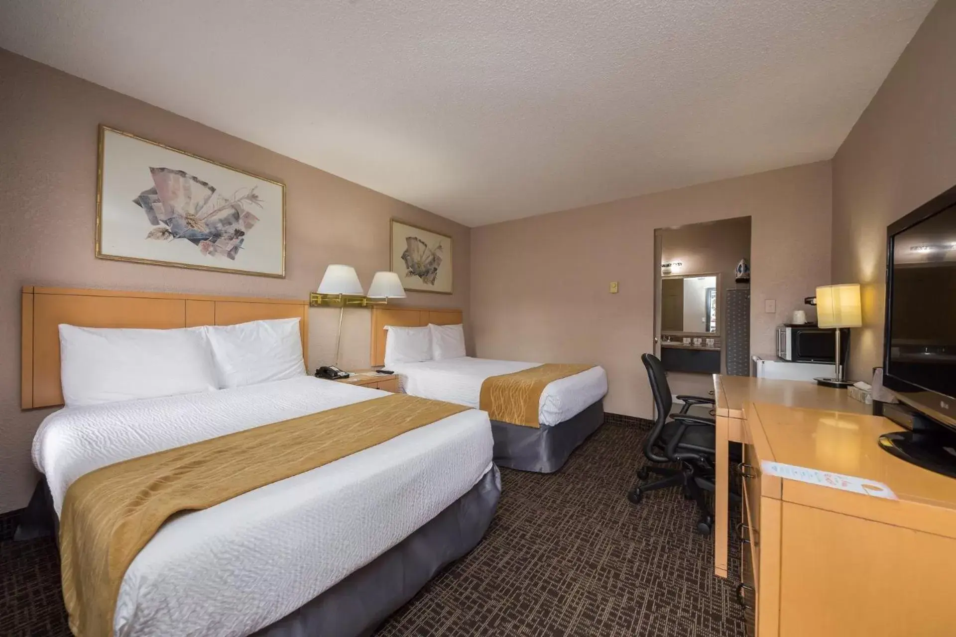 Bed in Howard Johnson by Wyndham Downtown Kamloops