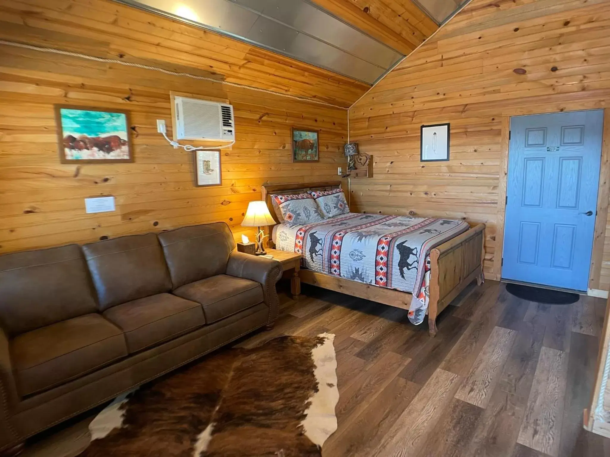 Living room, Bed in Walnut Canyon Cabins