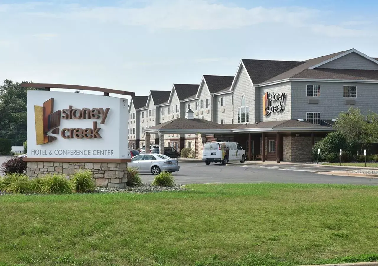 Property Building in Stoney Creek Hotel Wausau - Rothschild