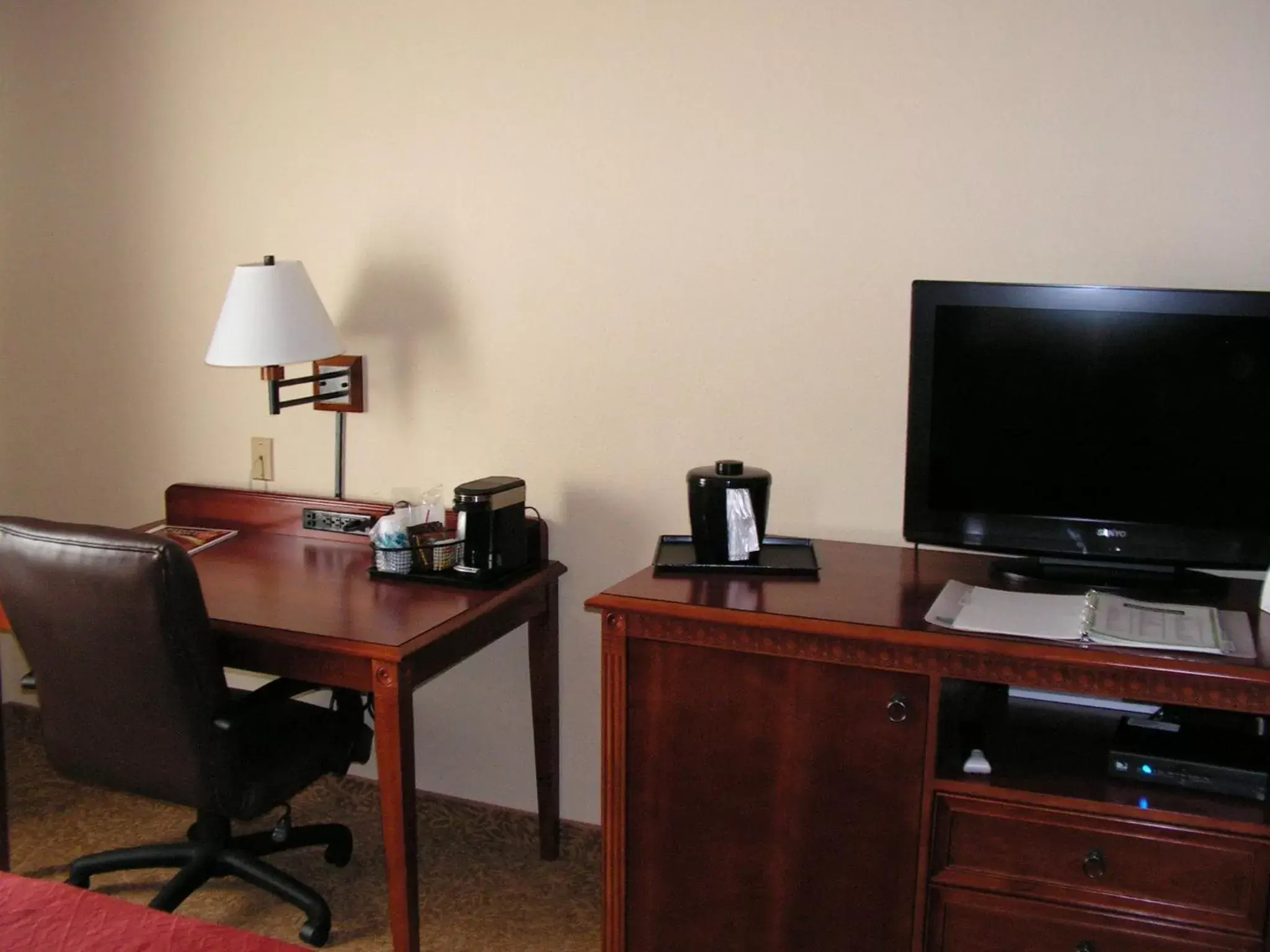 TV and multimedia, TV/Entertainment Center in Country Inn & Suites by Radisson, Nashville, TN