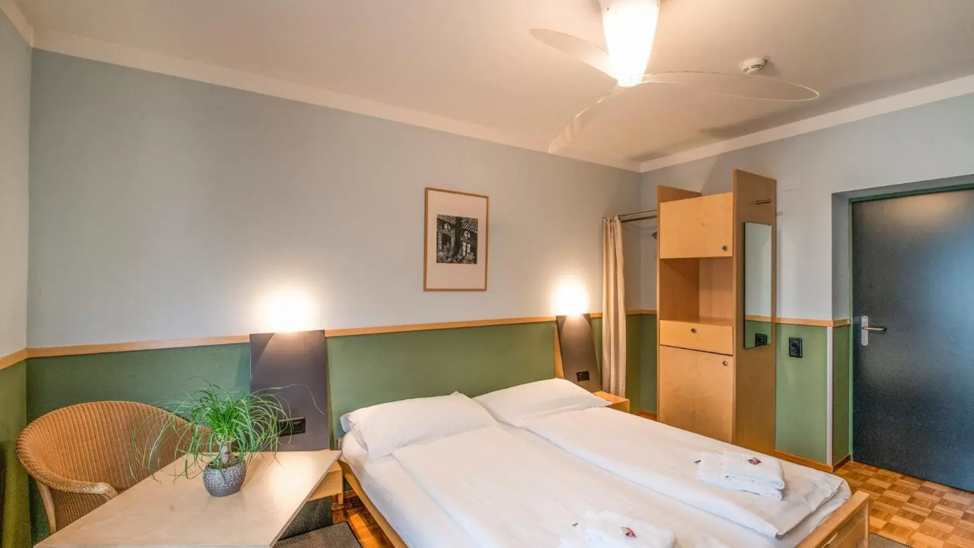 Photo of the whole room, Bed in Hotel Pestalozzi Lugano
