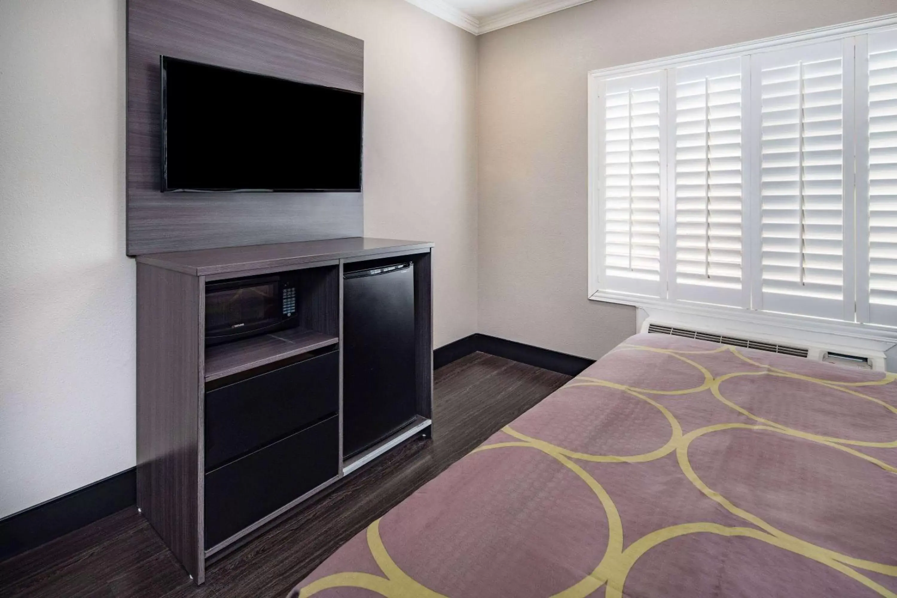 Photo of the whole room, TV/Entertainment Center in Super 8 by Wyndham North Hollywood
