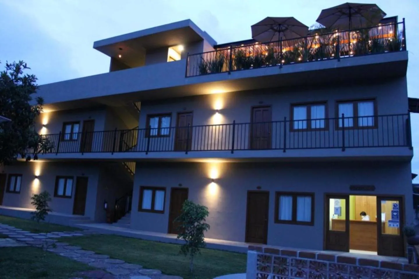 Facade/entrance in Artesanos 11