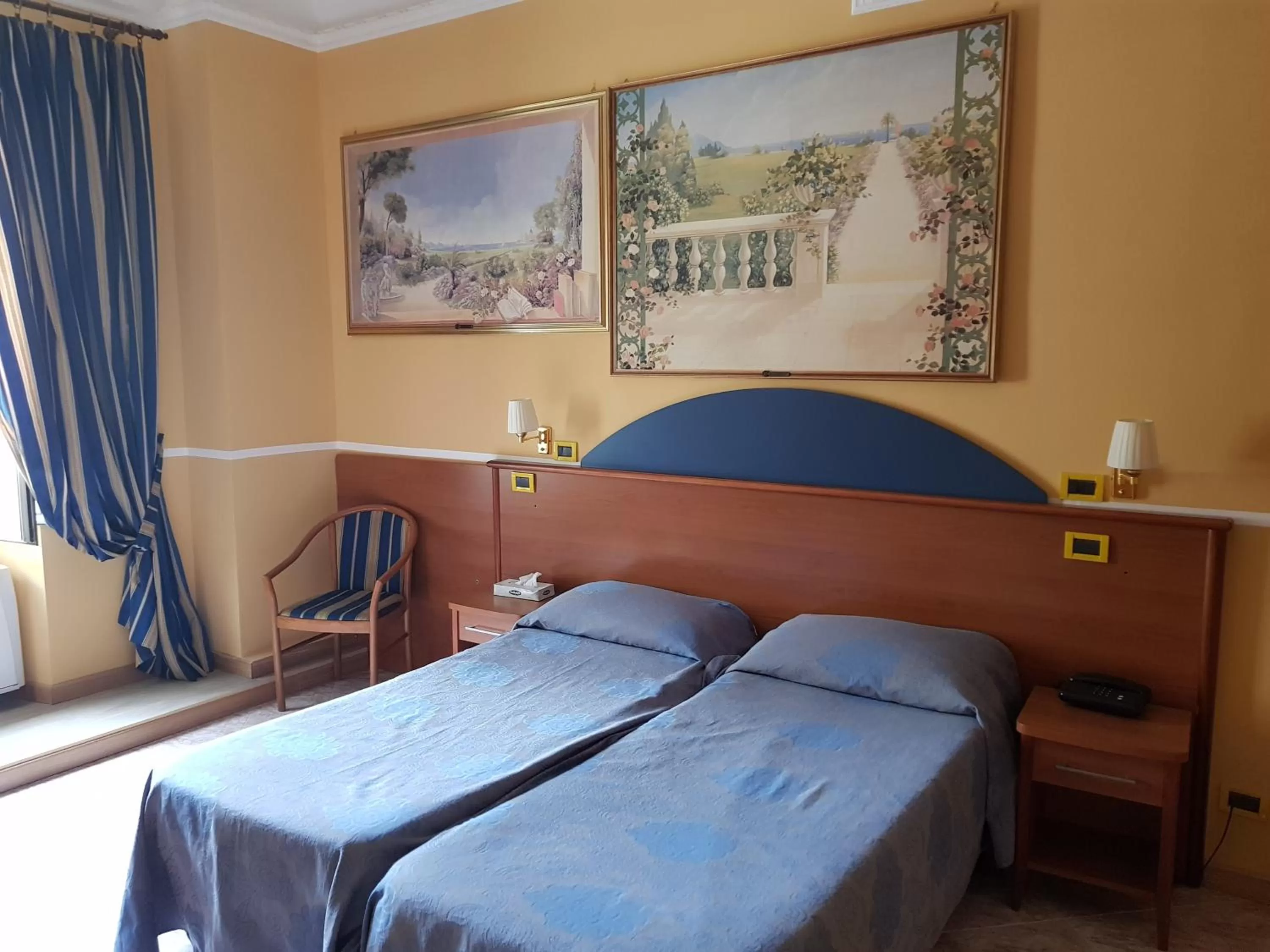 Photo of the whole room, Bed in Hotel Kennedy