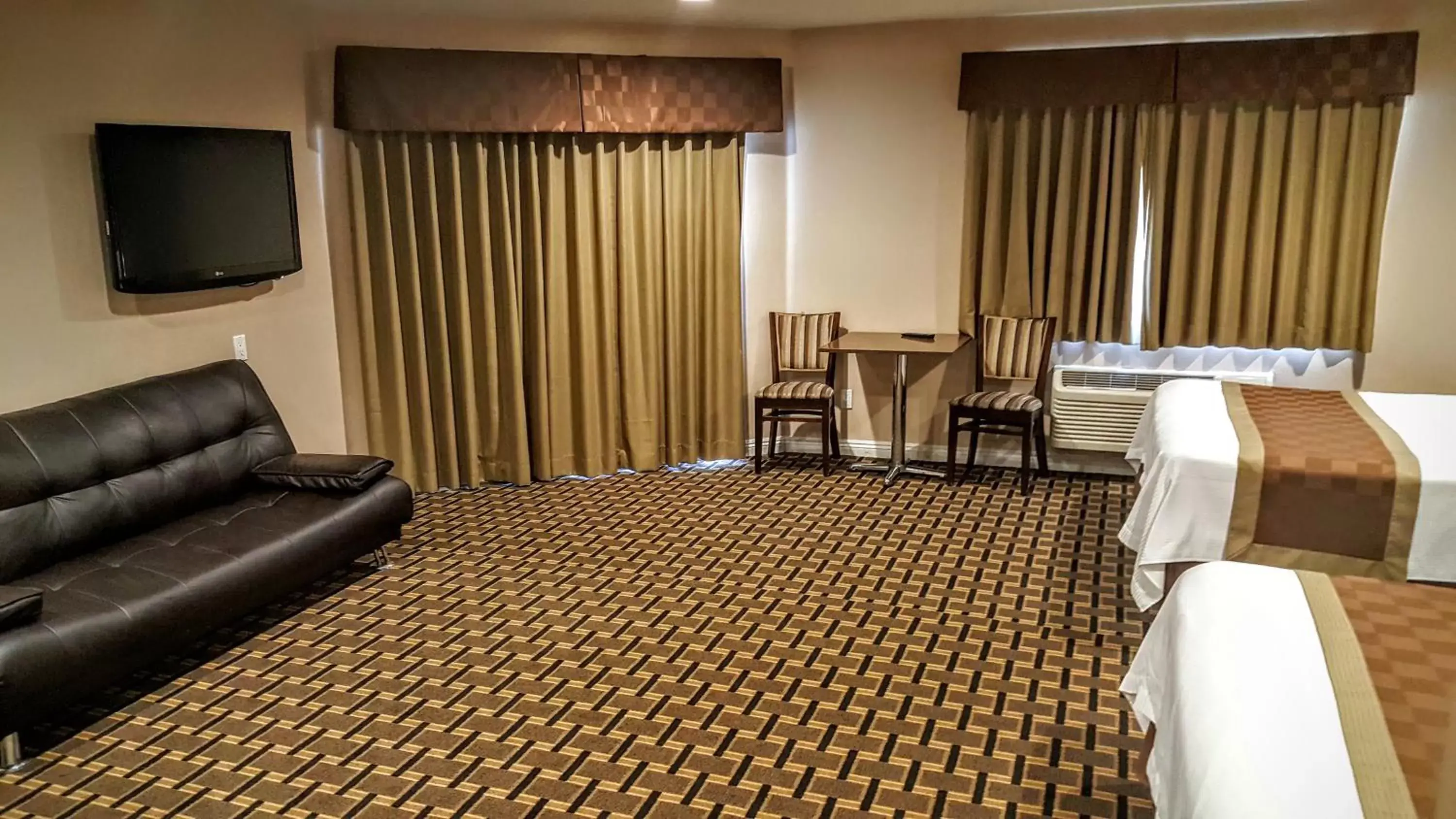 Bedroom, TV/Entertainment Center in Gardena Terrace Inn