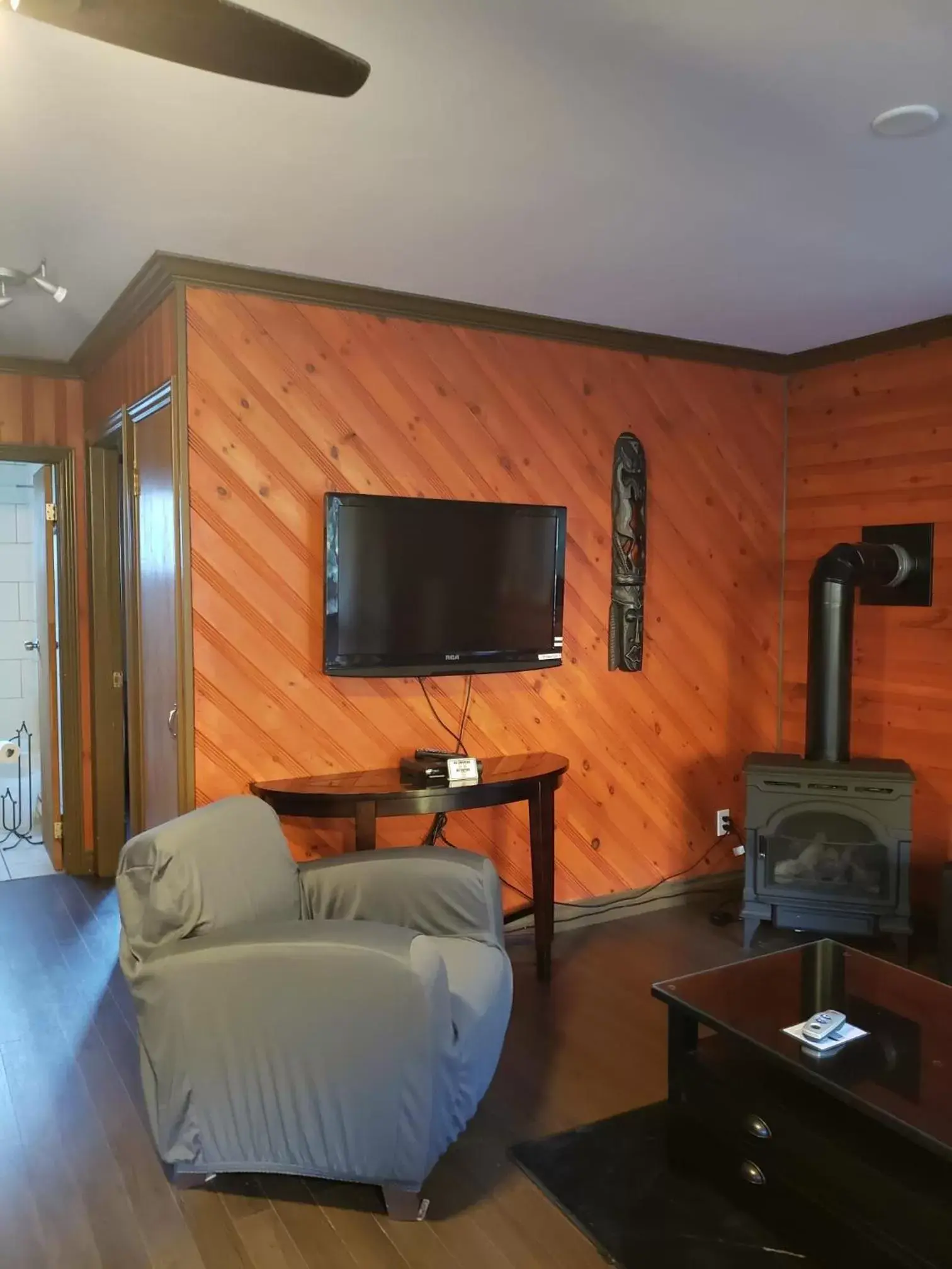 Living room, TV/Entertainment Center in Hush Lodge and Cottages