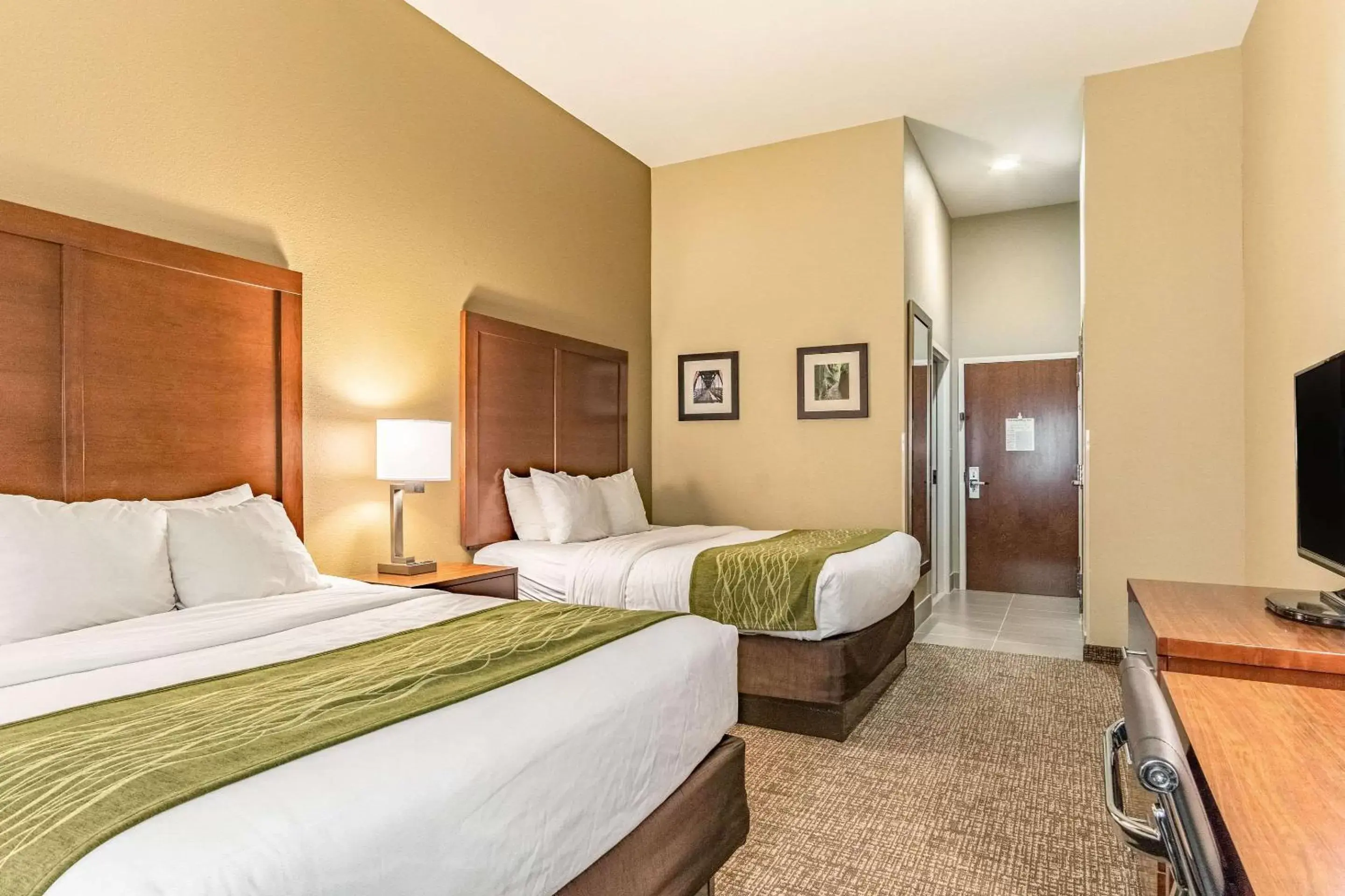 Photo of the whole room, Bed in Comfort Inn and Suites - Tuscumbia/Muscle Shoals