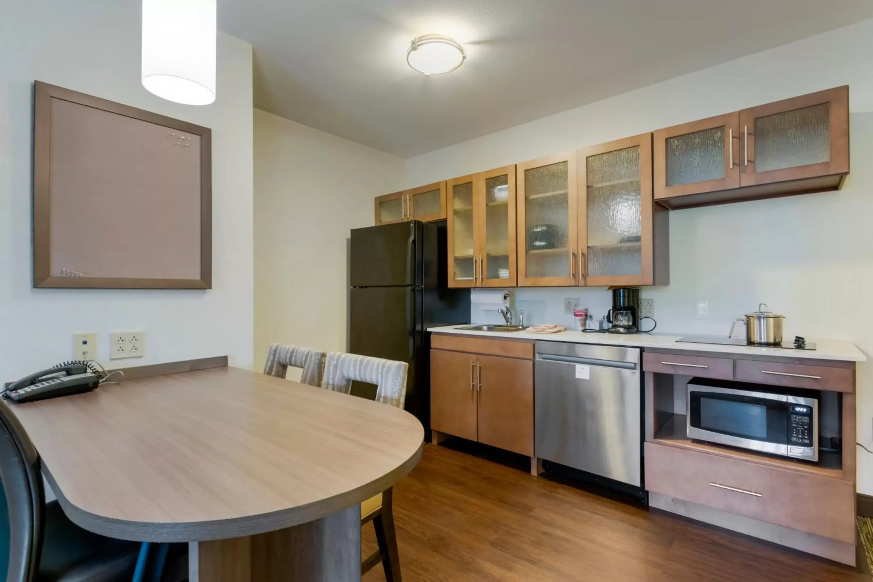 Photo of the whole room, Kitchen/Kitchenette in Candlewood Suites Reading, an IHG Hotel