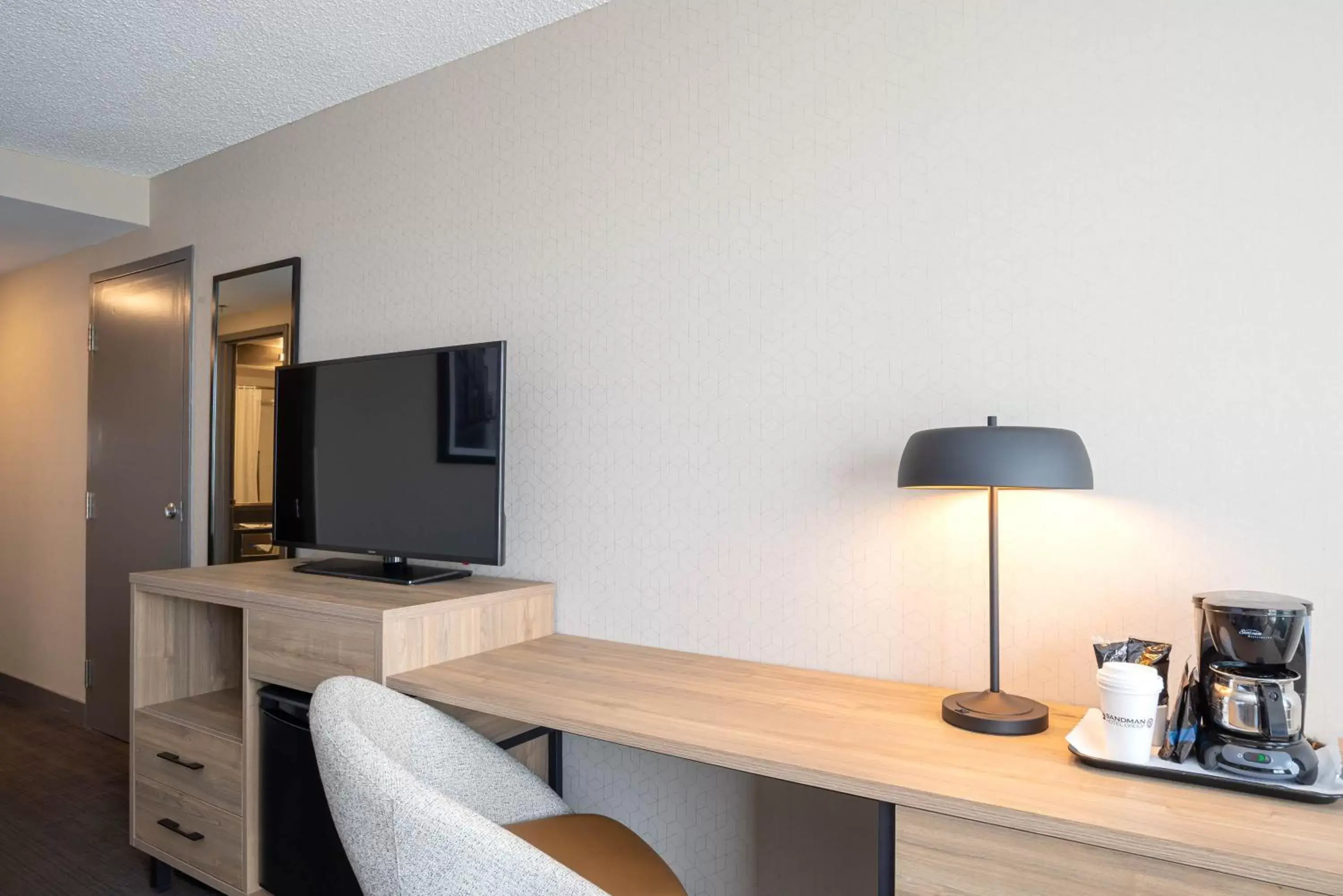 Photo of the whole room, TV/Entertainment Center in Sandman Hotel Montreal - Longueuil