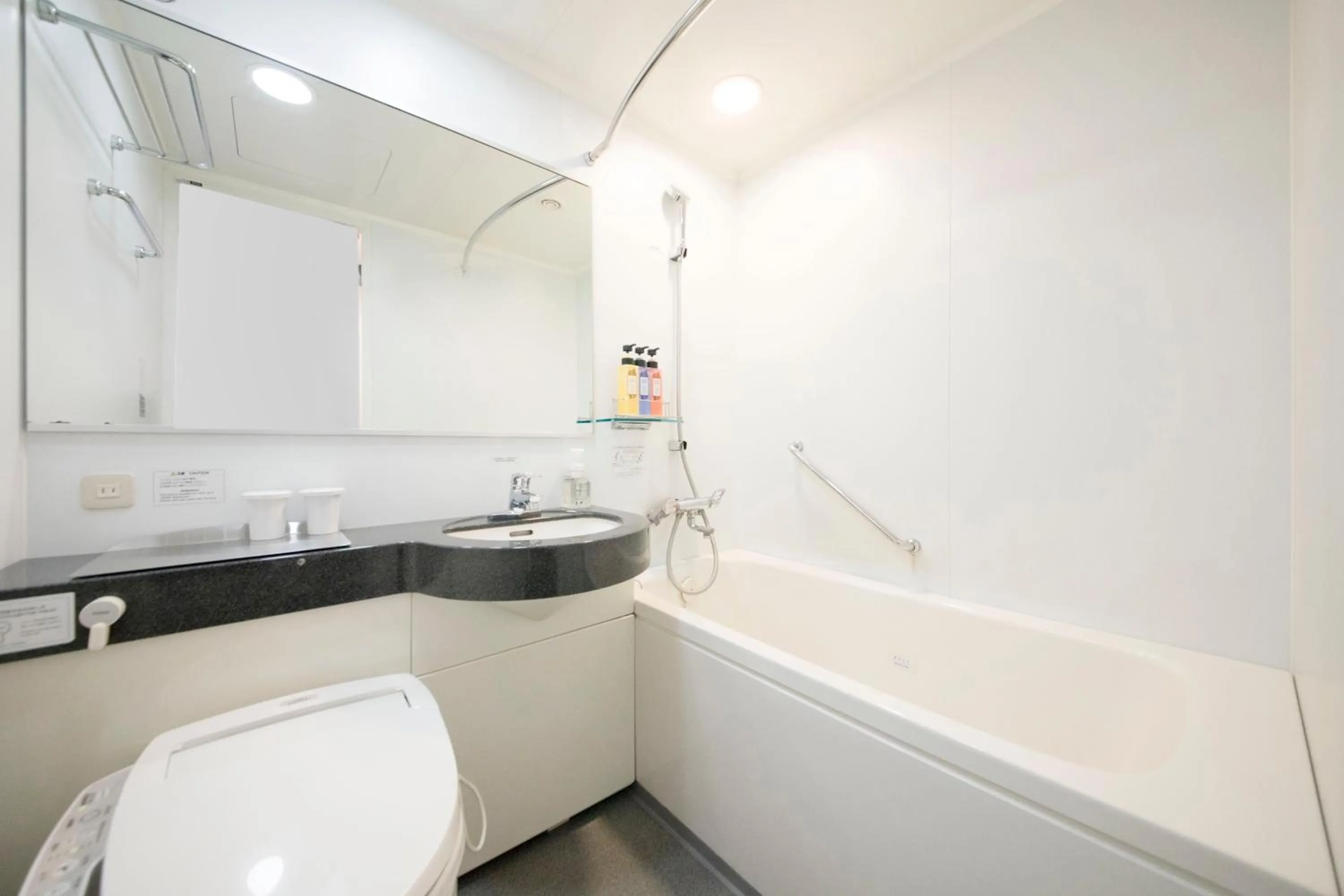 Shower in Daiwa Roynet Hotel Tokyo Osaki