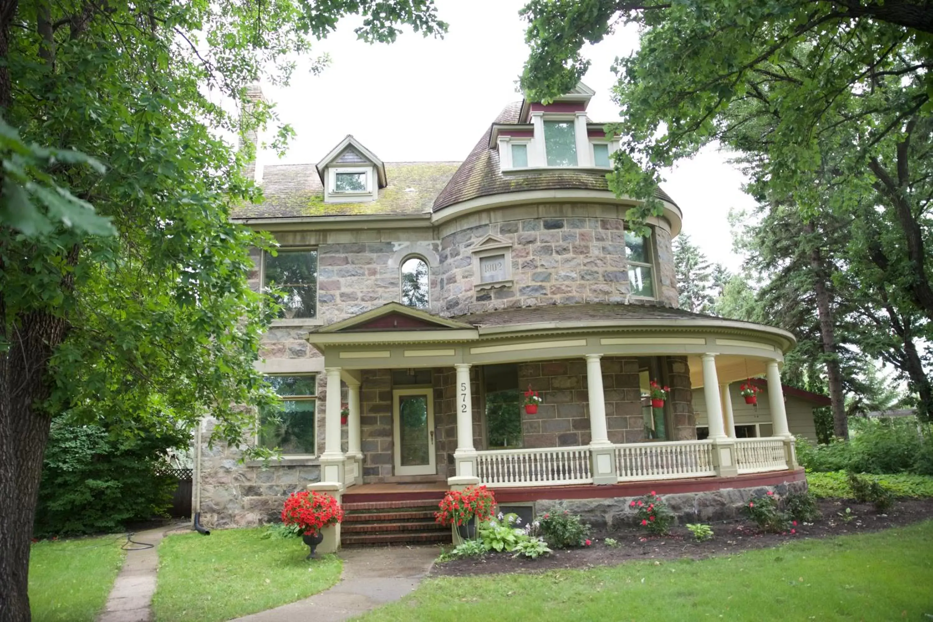 Property building, Garden in Bellas Castle