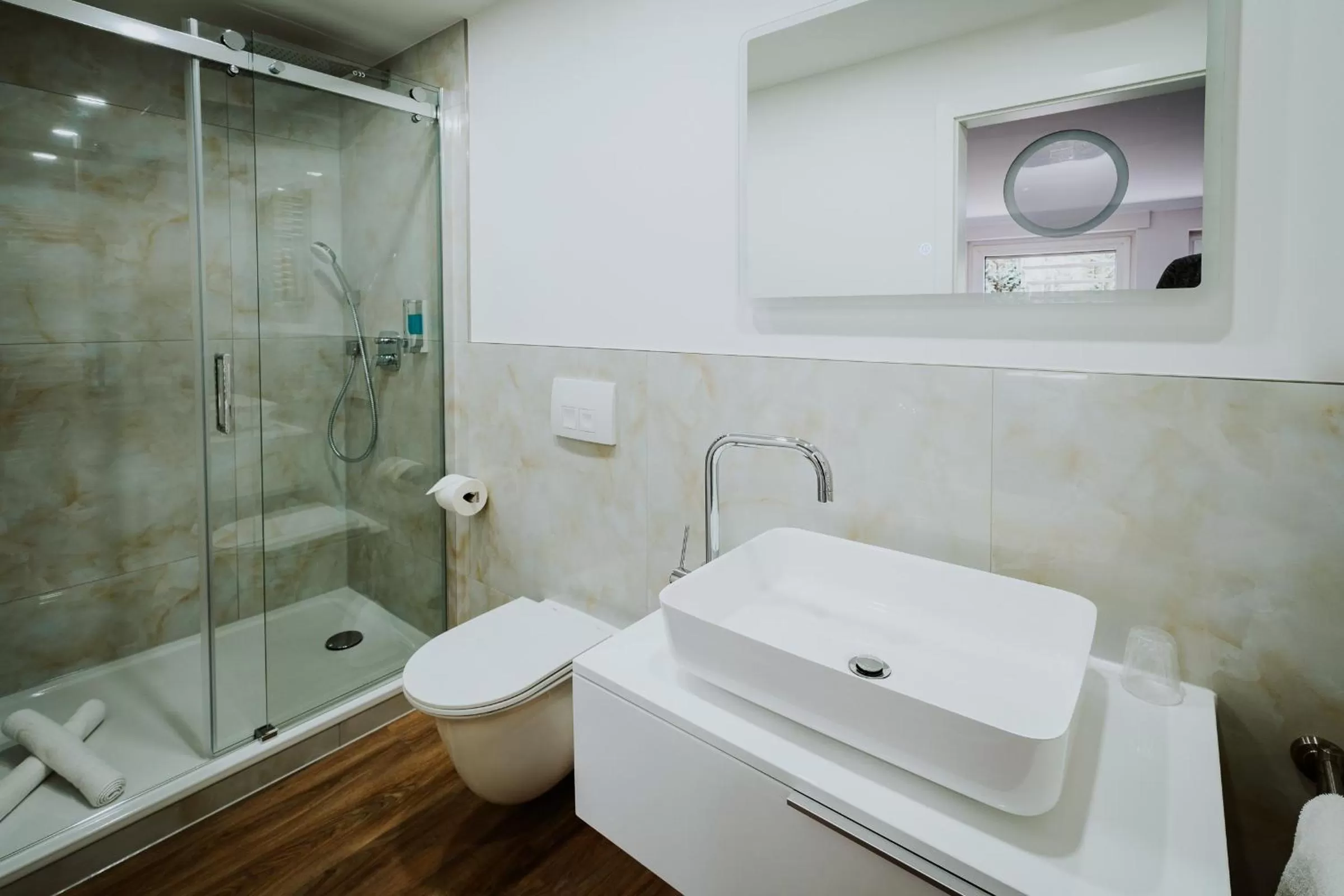 Shower in RobrookS Hotel Garni