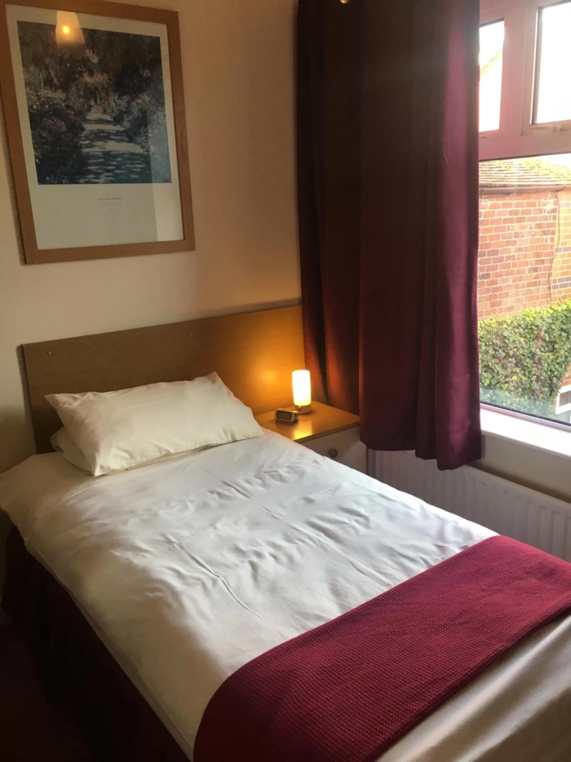 Bedroom, Bed in Holly Trees Hotel