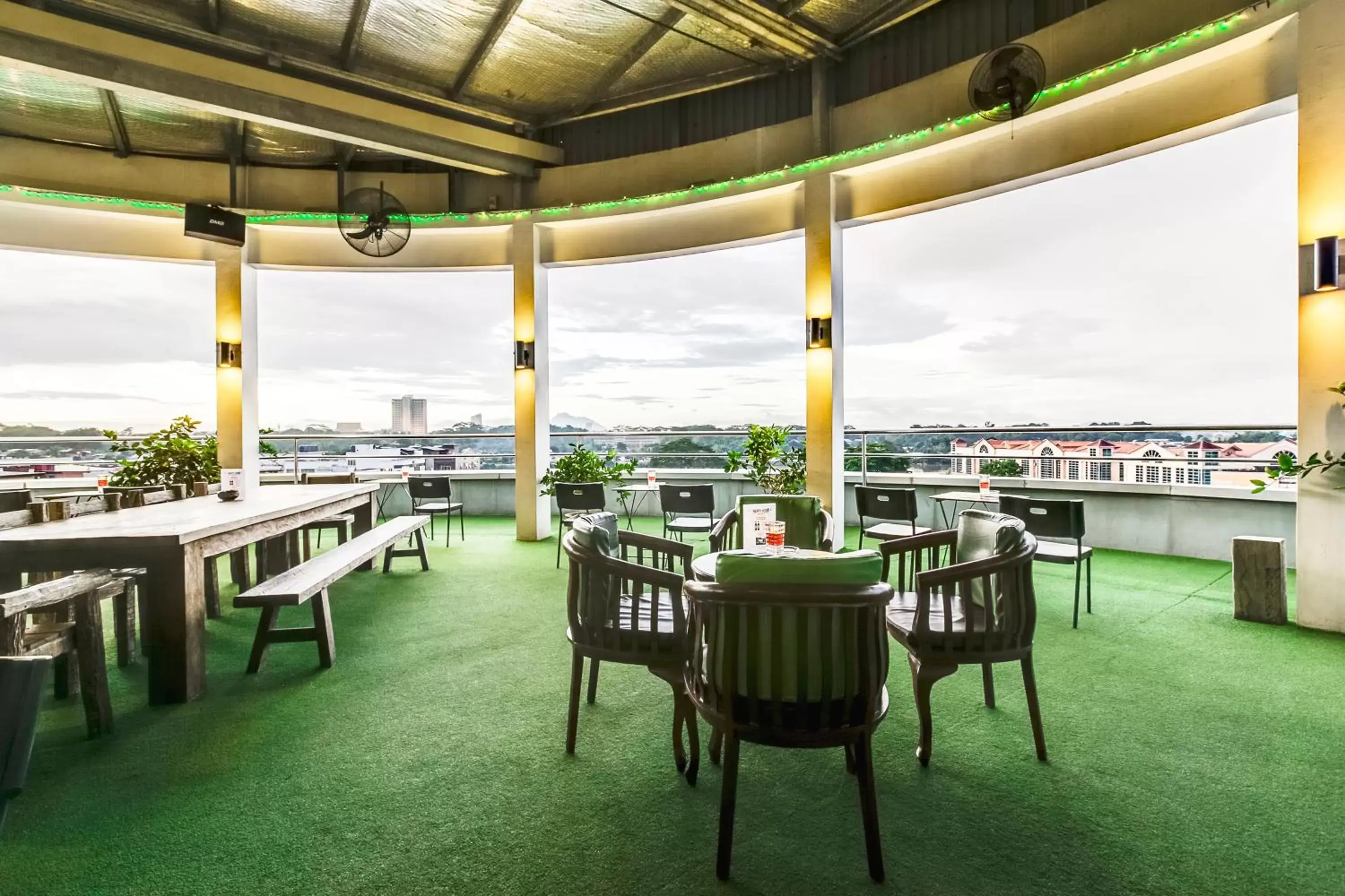 Lounge or bar, Restaurant/Places to Eat in The LimeTree Hotel, Kuching