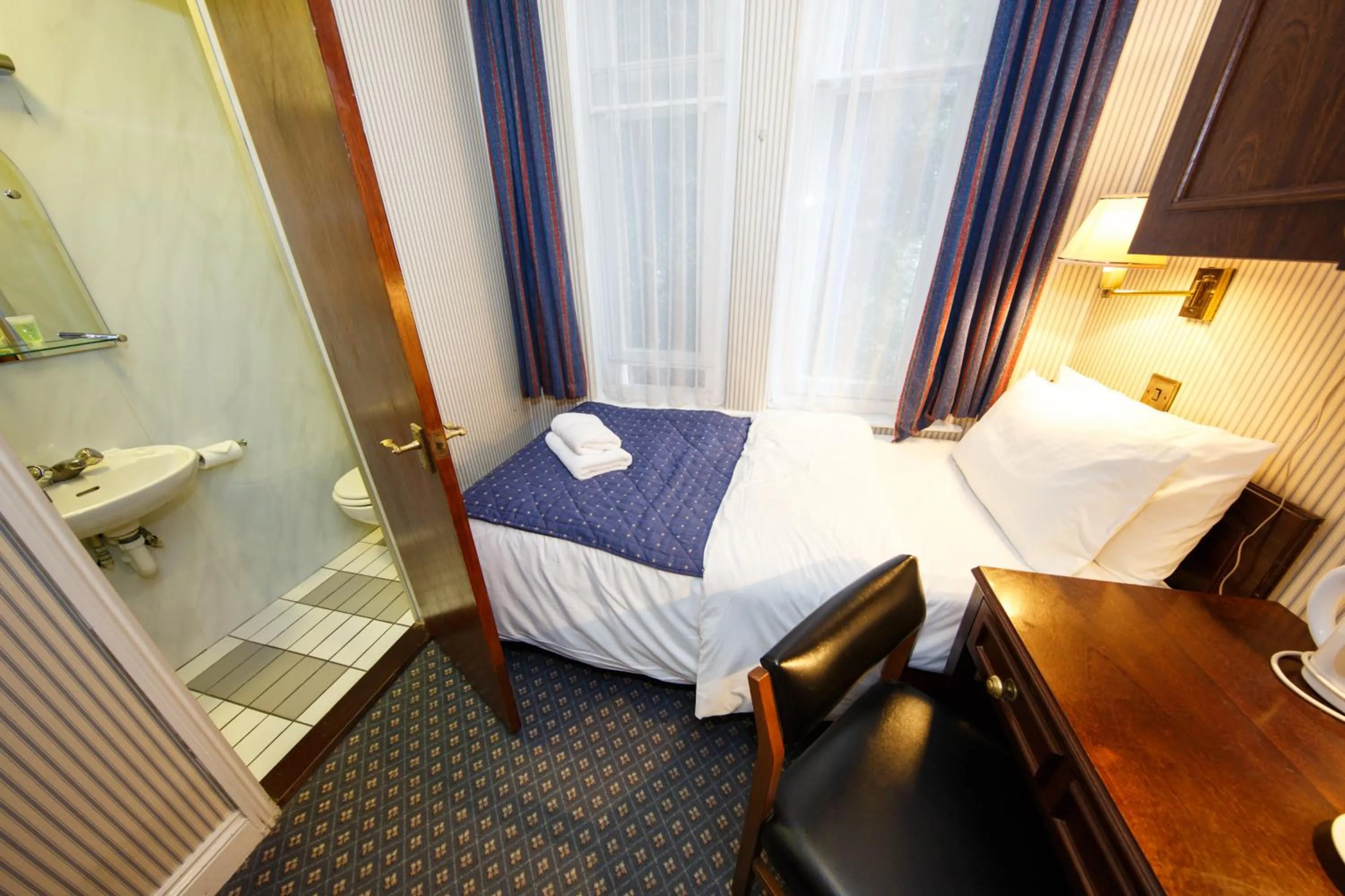 Bedroom, Bed in Regency House Hotel