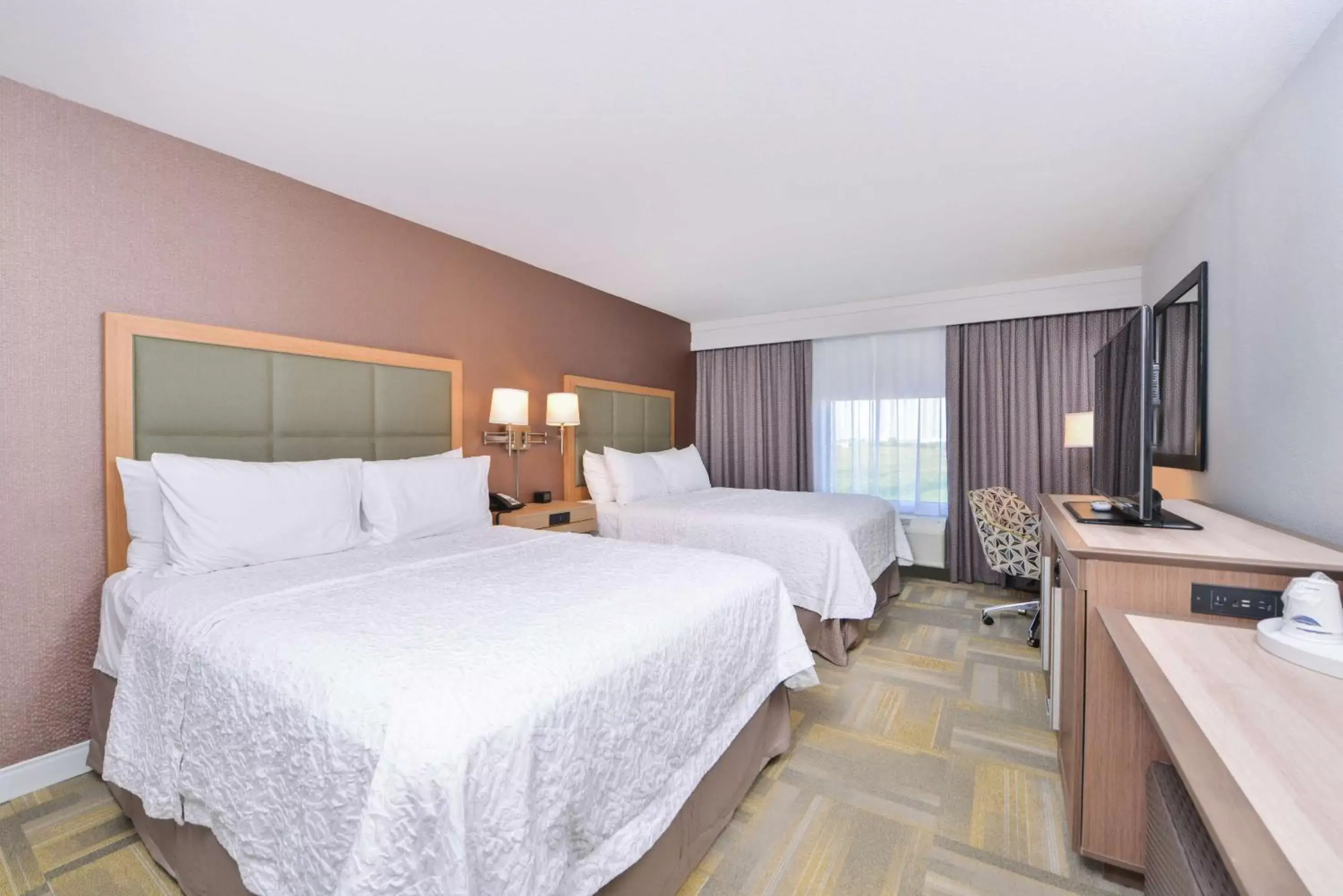 Bed in Hampton Inn and Suites Altoona-Des Moines by Hilton