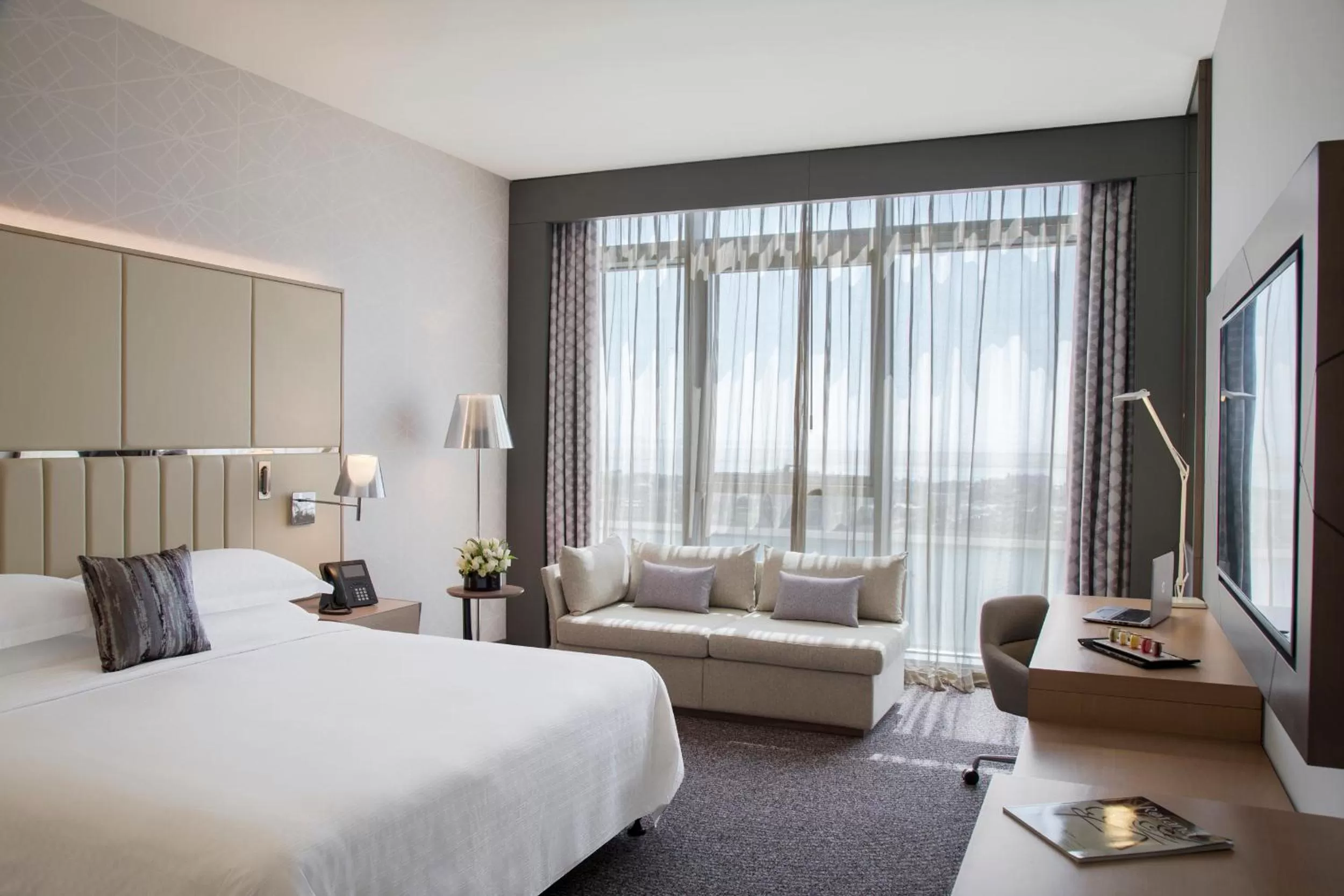 Restaurant/places to eat, Bed in Pearl Rotana Capital Centre