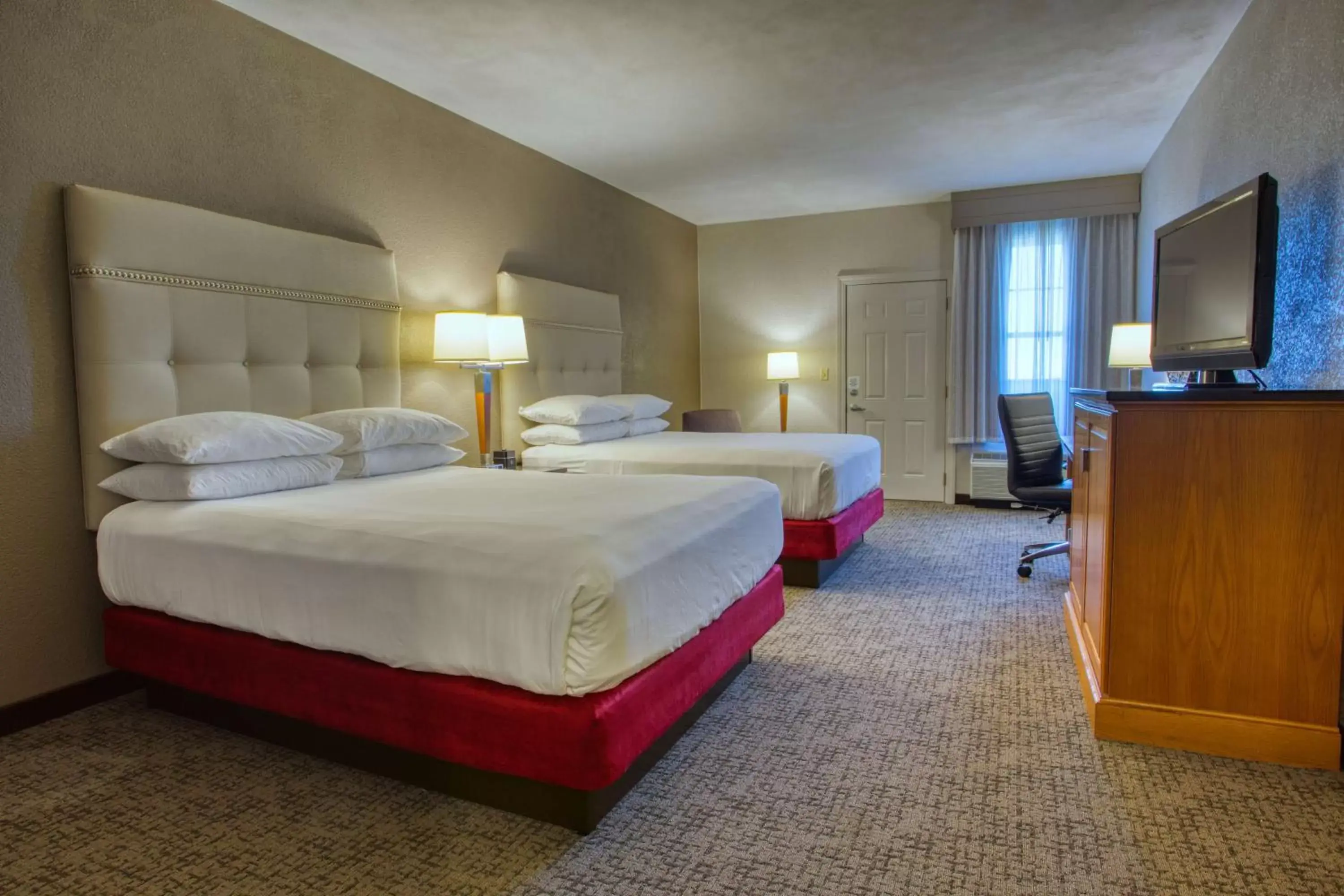 Bed in Drury Inn & Suites San Antonio Near La Cantera