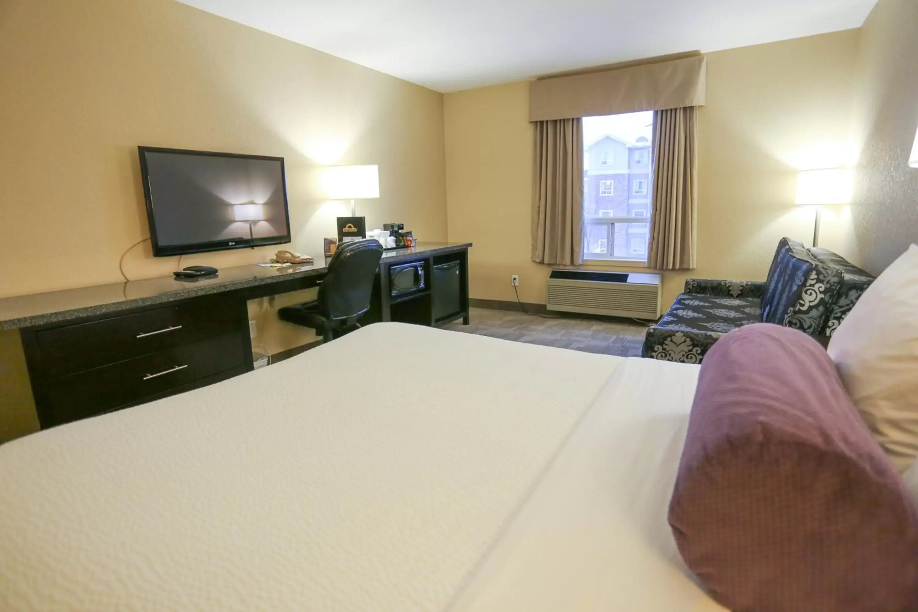 Bedroom, TV/Entertainment Center in Days Inn by Wyndham Calgary Airport