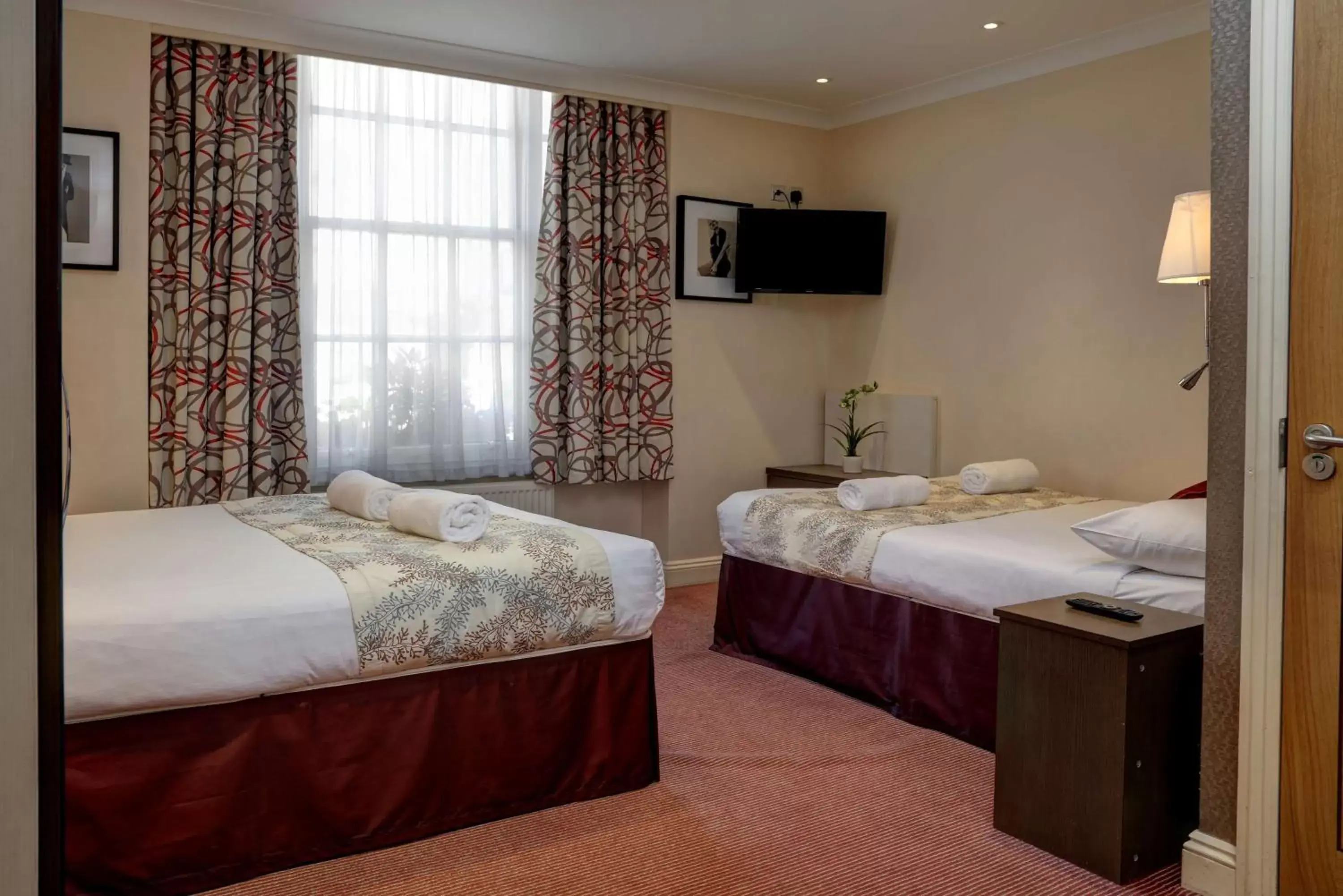 Photo of the whole room, Bed in Best Western Buckingham Palace Rd