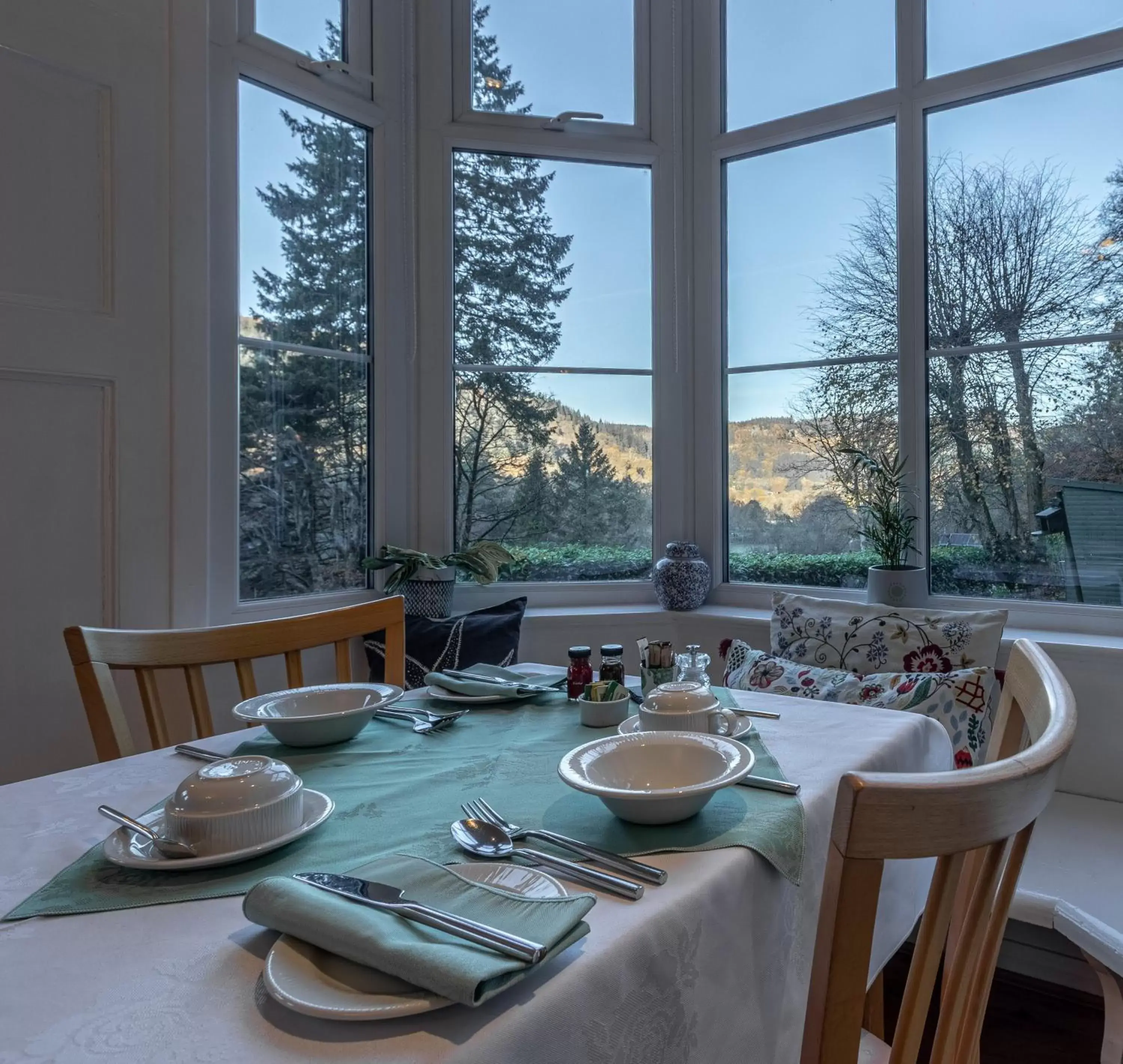 Restaurant/Places to Eat in Glyntwrog House