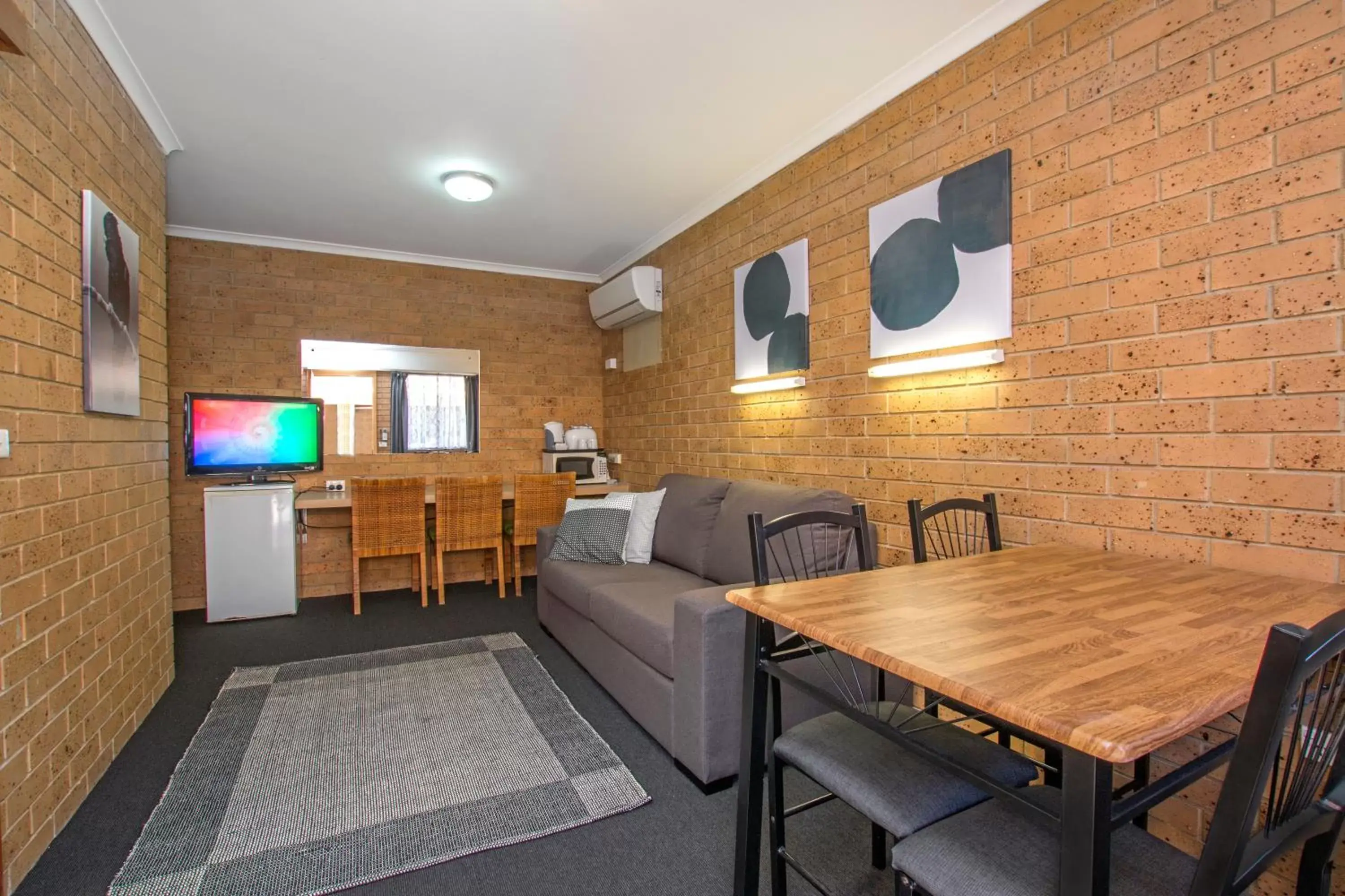 Living room, Seating Area in River Street Motel