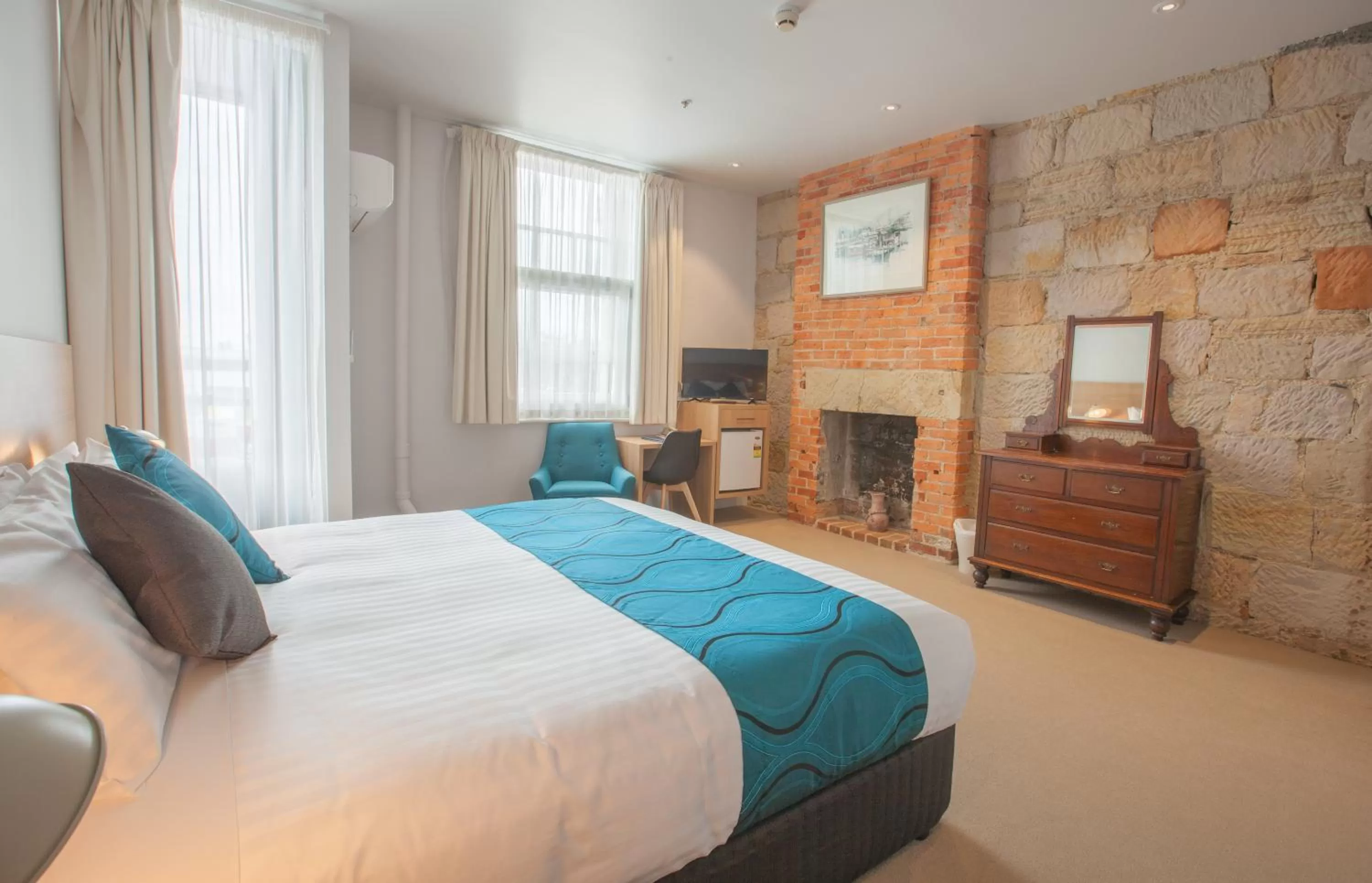 Bedroom, Bed in Customs House Hotel