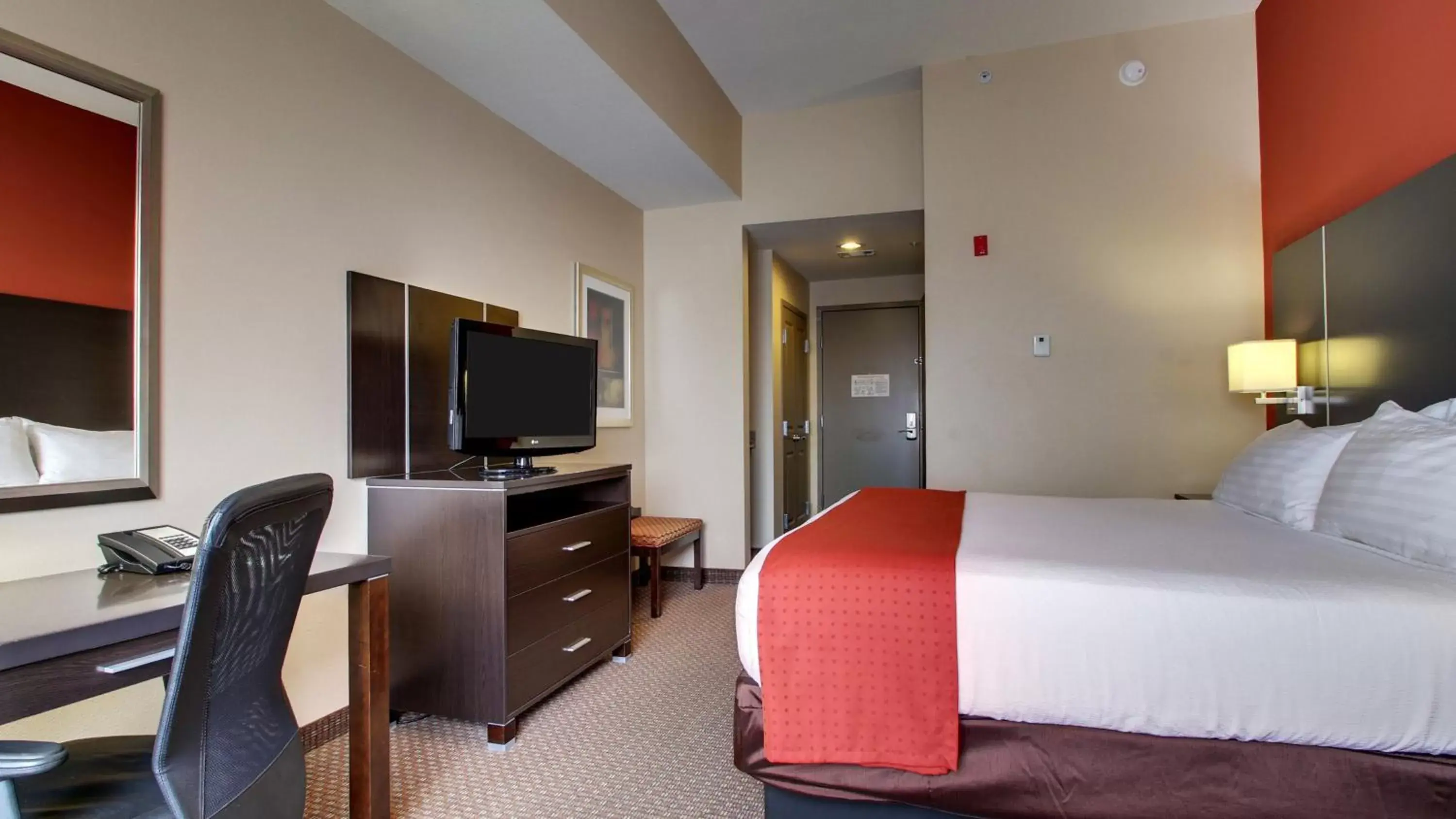 Photo of the whole room, TV/Entertainment Center in Holiday Inn Meridian East I 59 / I 20